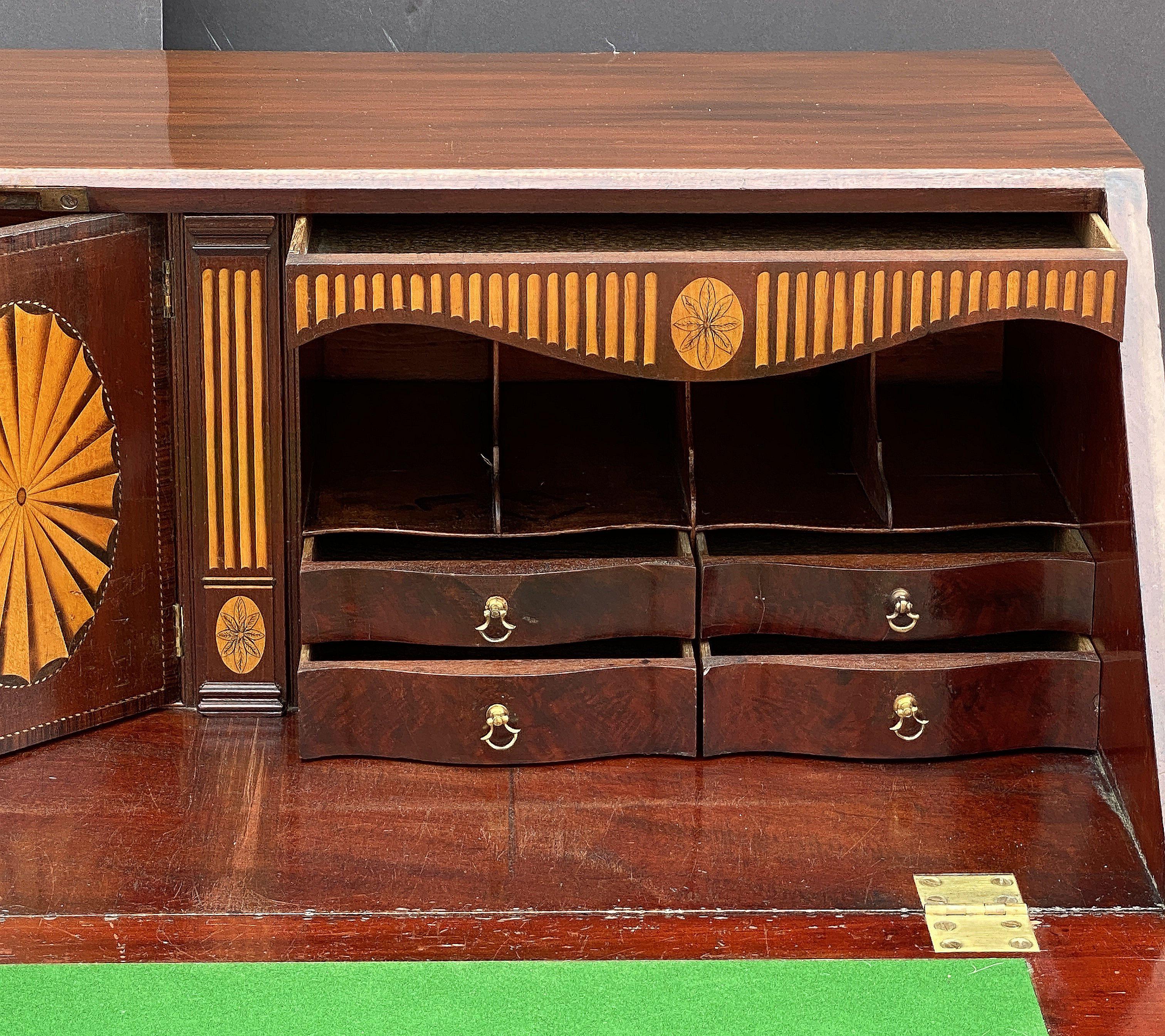 George IIII Bureau Desk or Secretary Chest of Mahogany from the 18th Century in vendita 2