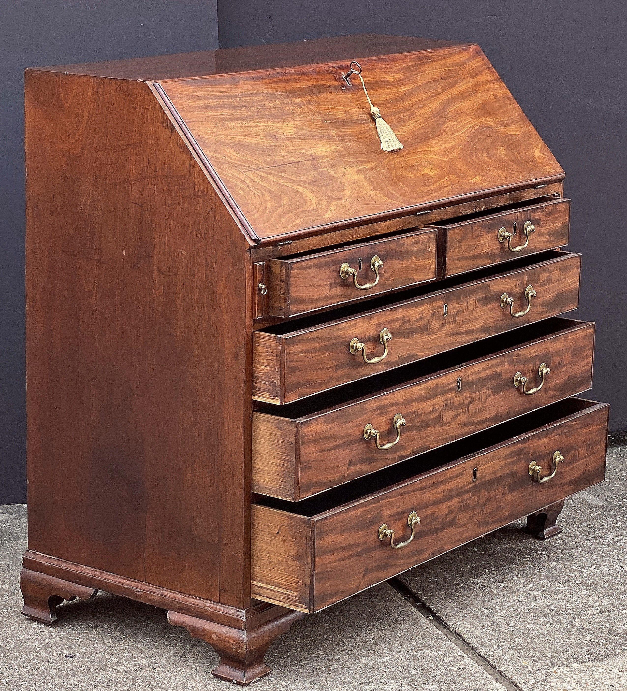 George IIII Bureau Desk or Secretary Chest of Mahogany from the 18th Century in vendita 3