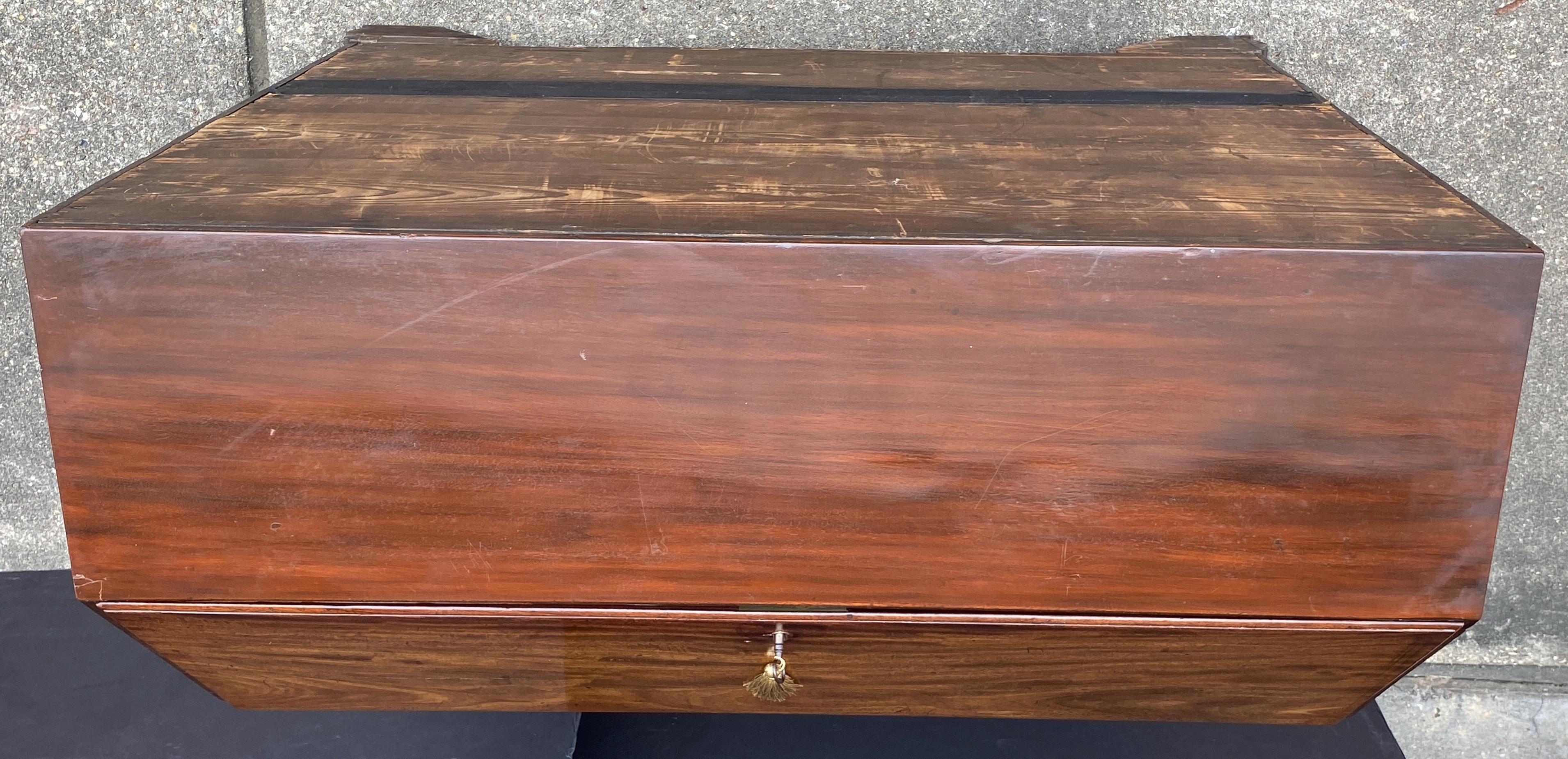 George IIII Bureau Desk or Secretary Chest of Mahogany from the 18th Century in vendita 5