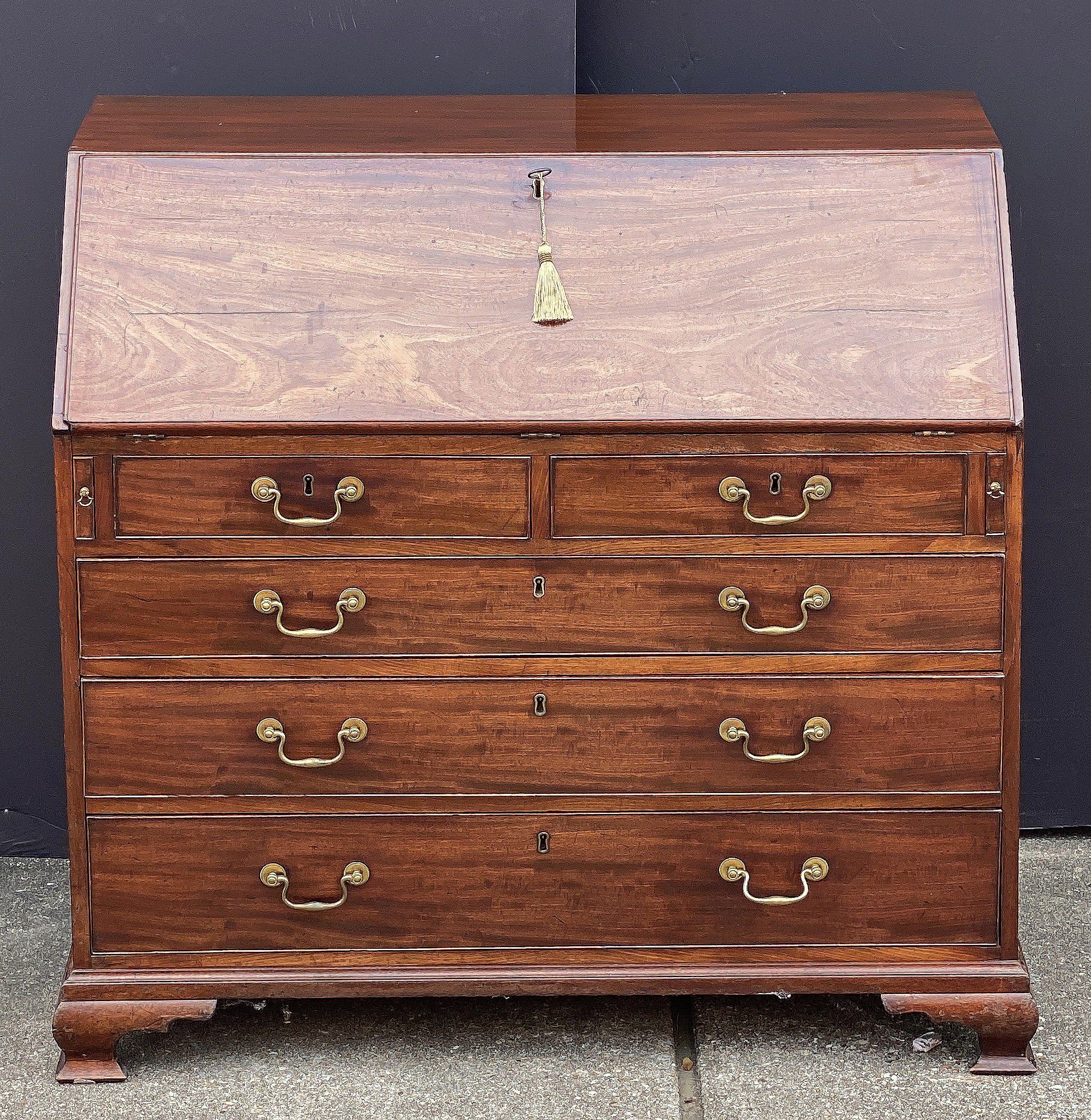 Giorgio III George IIII Bureau Desk or Secretary Chest of Mahogany from the 18th Century in vendita