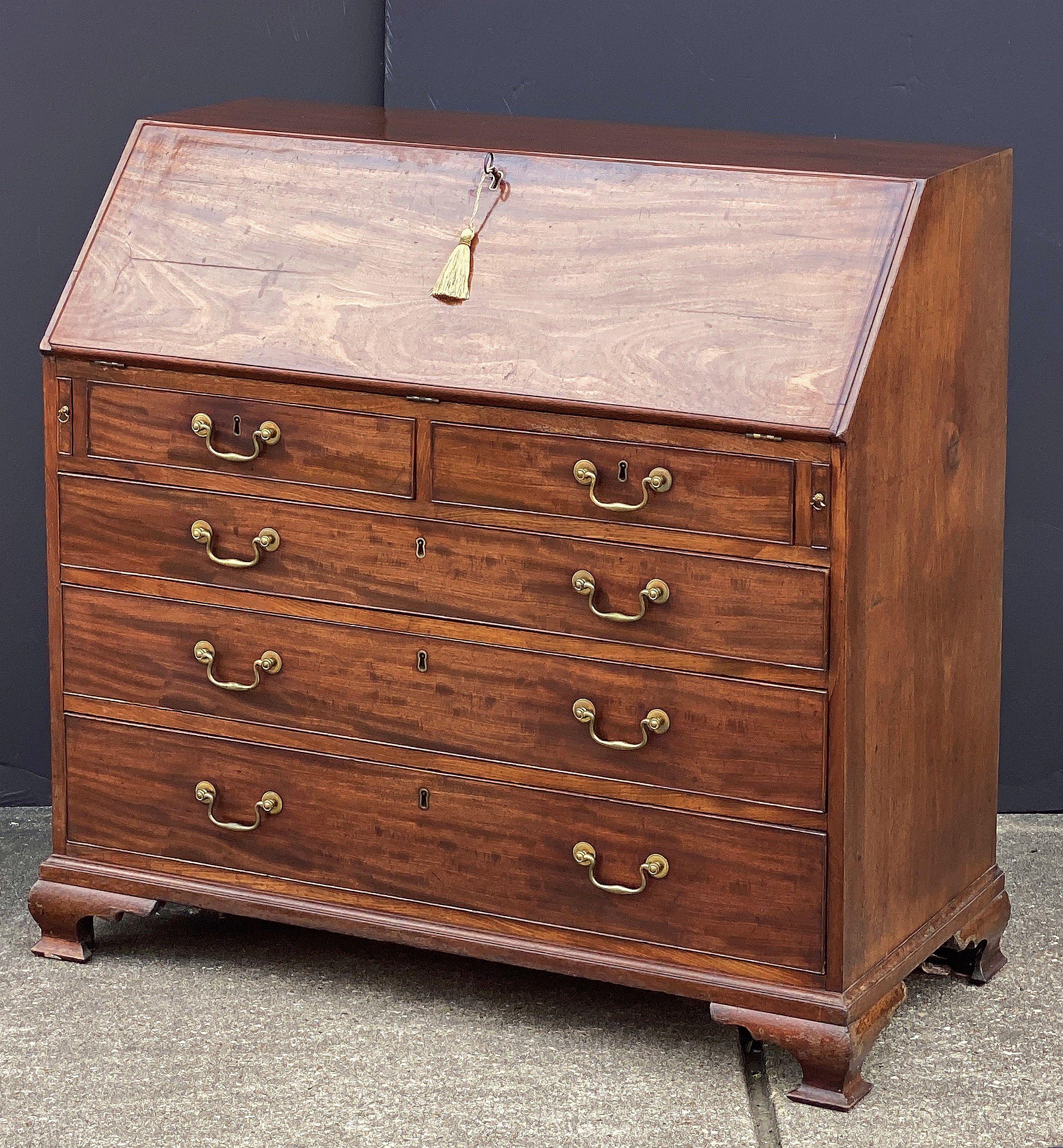 Inglese George IIII Bureau Desk or Secretary Chest of Mahogany from the 18th Century in vendita