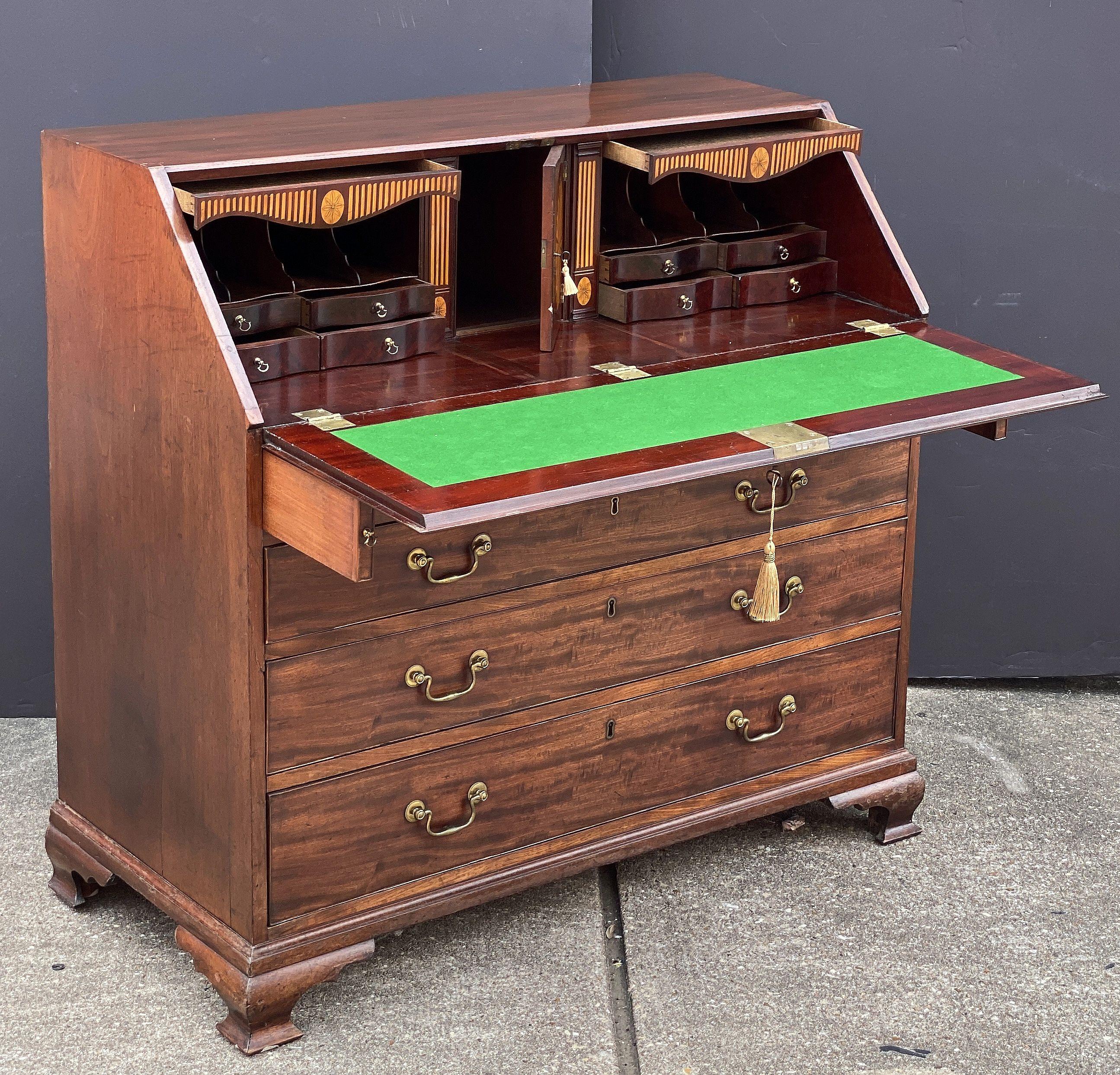 Intarsio George IIII Bureau Desk or Secretary Chest of Mahogany from the 18th Century in vendita