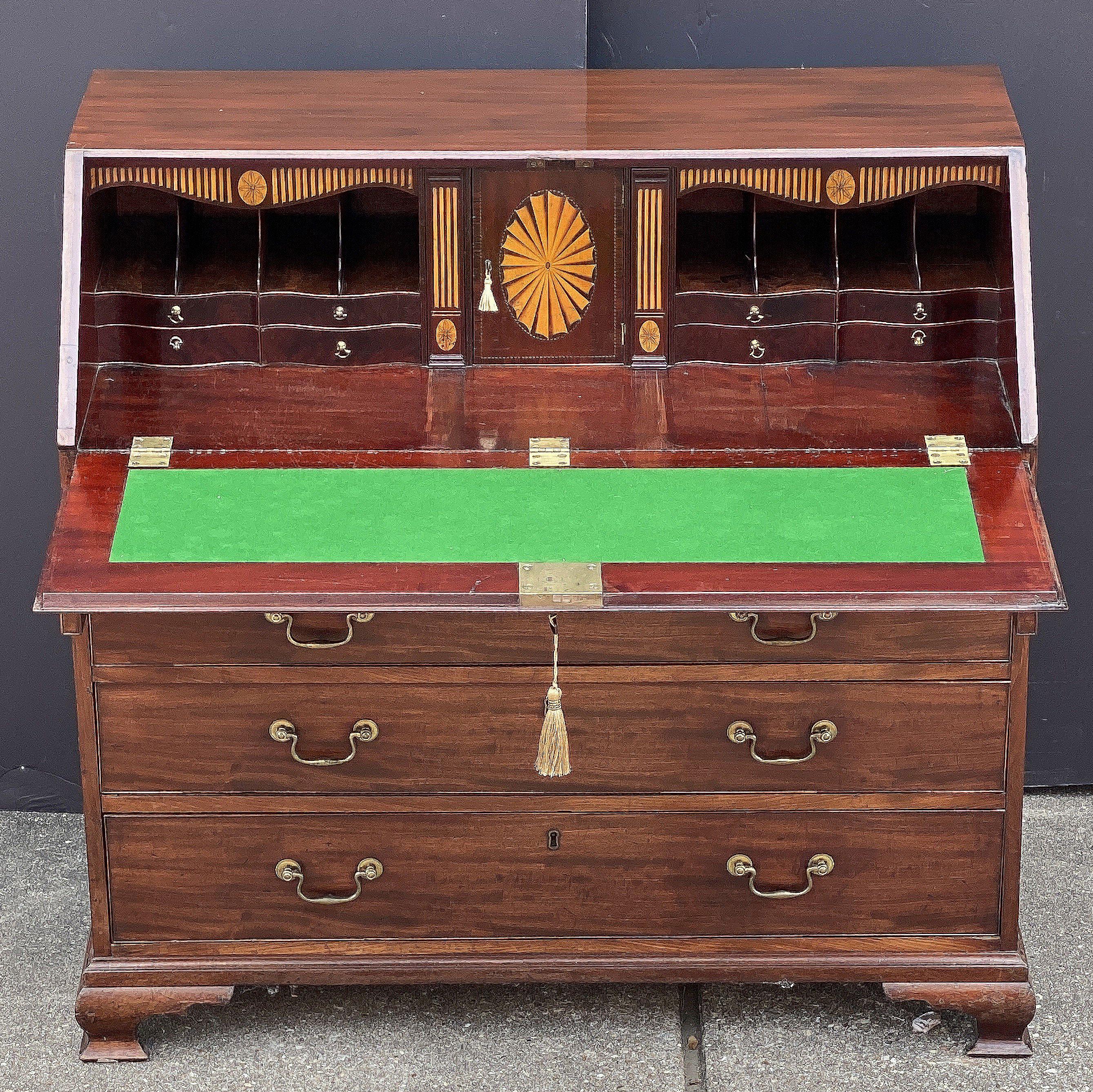 George IIII Bureau Desk or Secretary Chest of Mahogany from the 18th Century In condizioni buone in vendita a Austin, TX