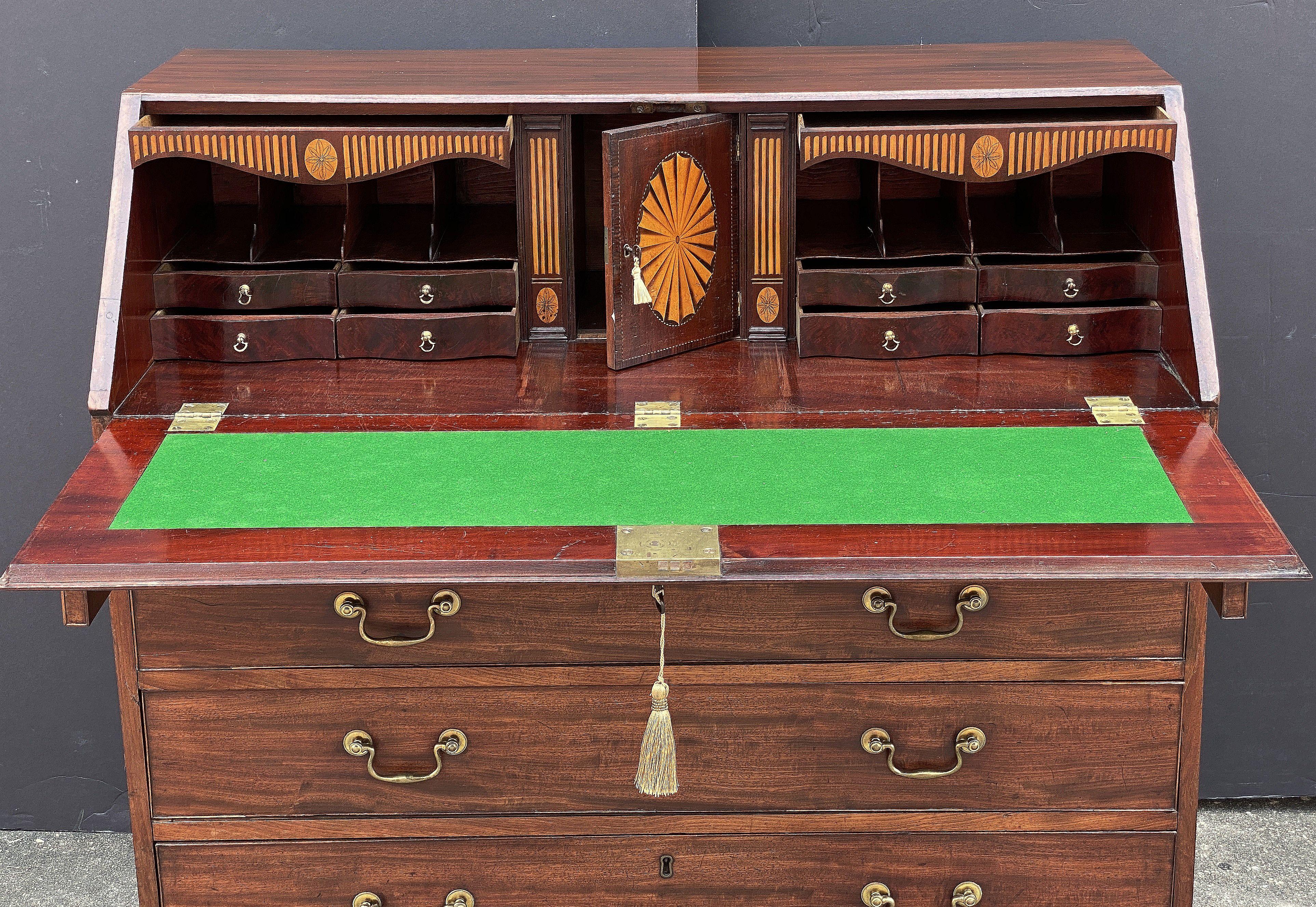 Fino al XVIII secolo George IIII Bureau Desk or Secretary Chest of Mahogany from the 18th Century in vendita