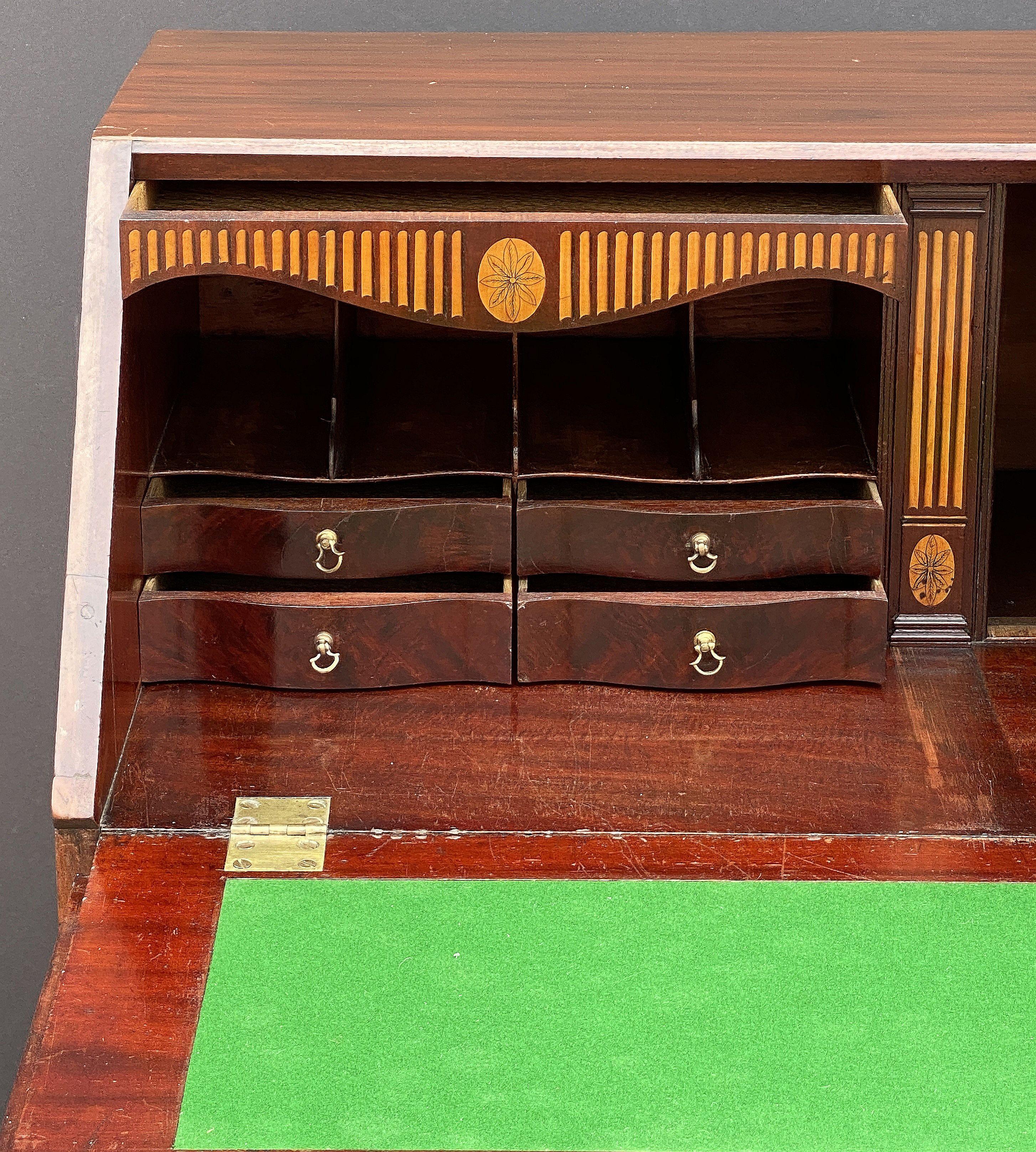 Metallo George IIII Bureau Desk or Secretary Chest of Mahogany from the 18th Century in vendita