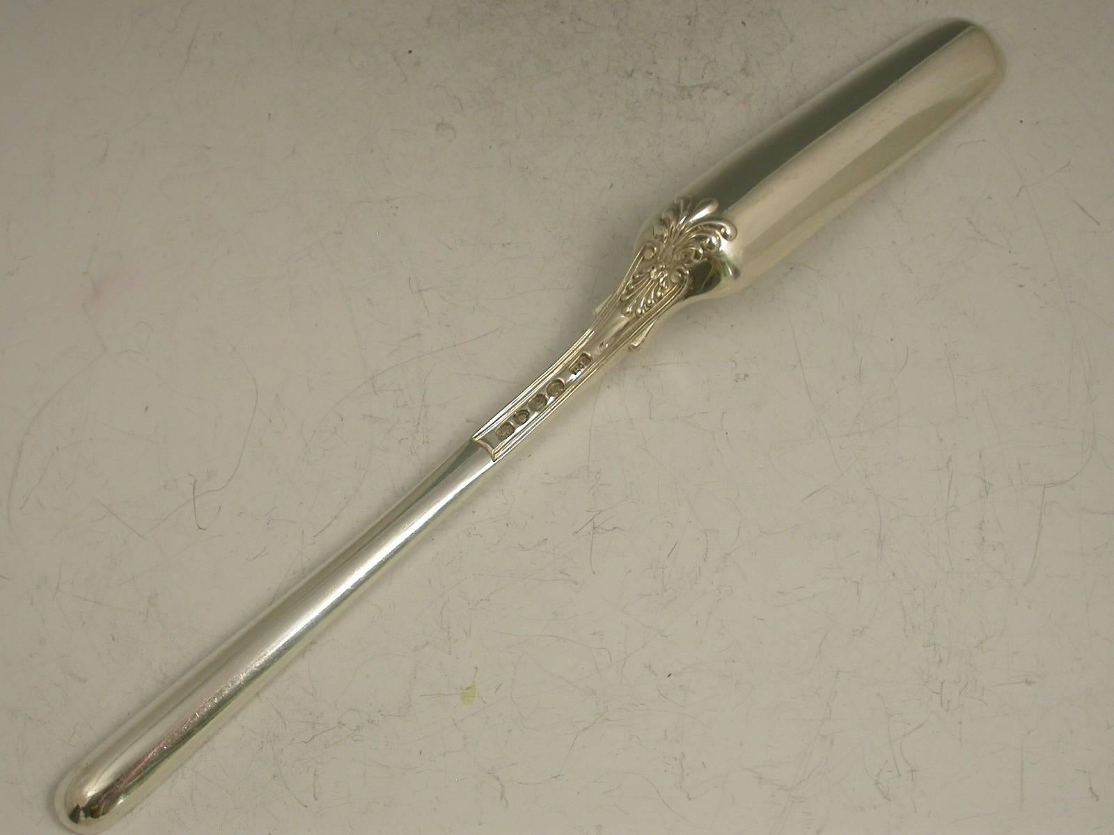 A fine and rare George IV large and heavy cast silver Marrow Scoop in Queens Rosette pattern, with two tapering bowls.

By Richard Pouldon, London, 1825.

In good condition with no damage or repair

Measures: Length 235 mm (9.25