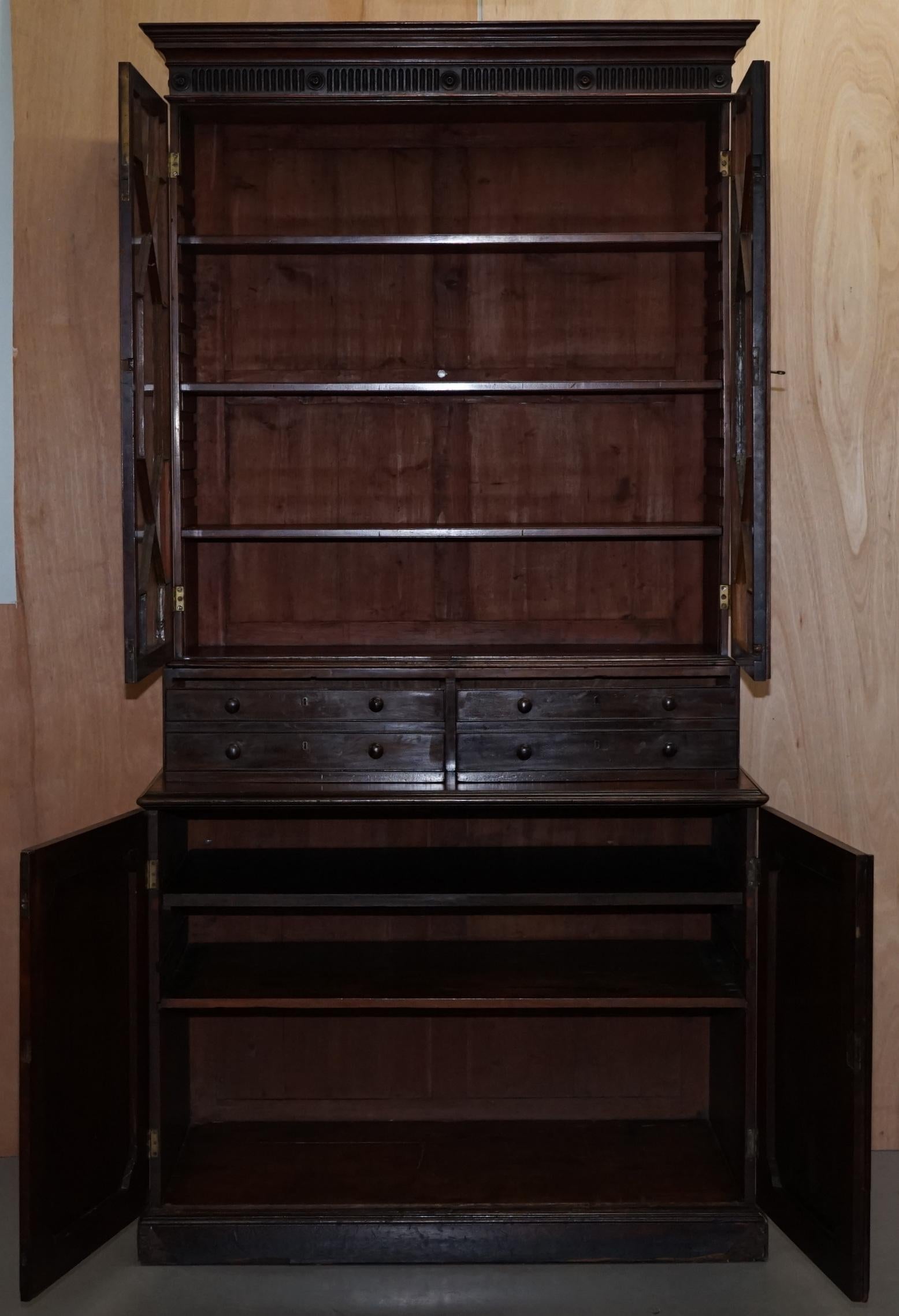 Libreria in legno massiccio di Giorgio IV del 1820 circa, con cassetti e vetri astrali ornati in vendita 4