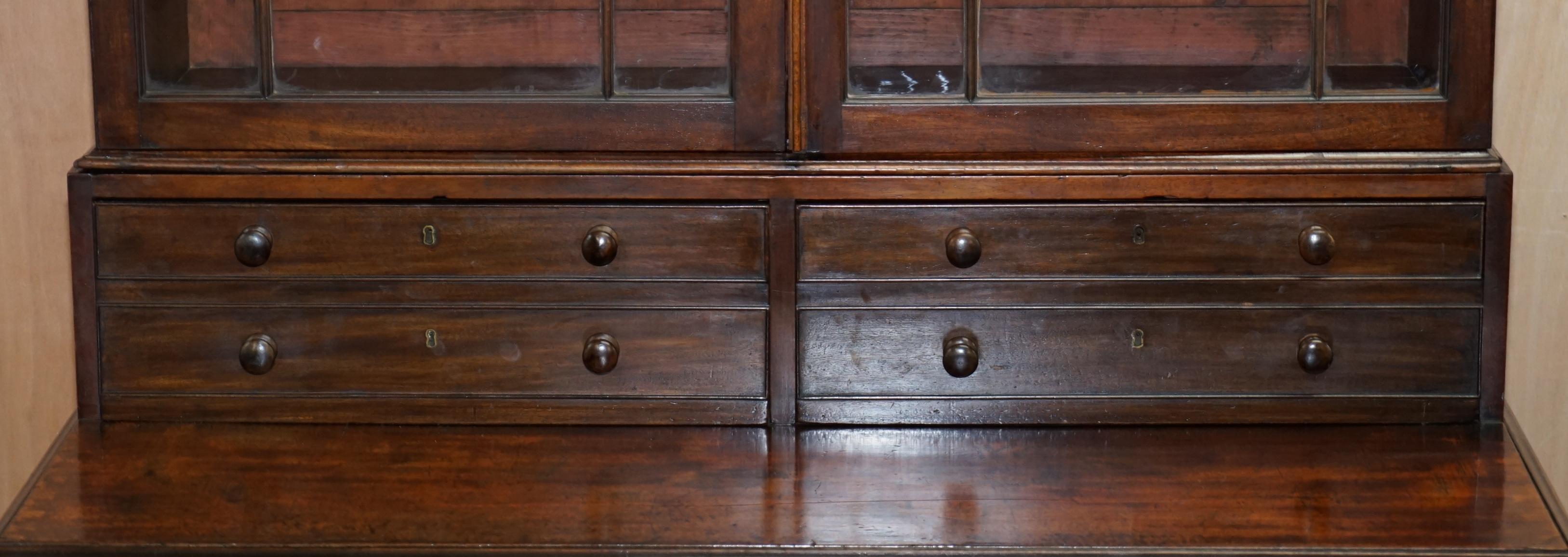 Fatto a mano Libreria in legno massiccio di Giorgio IV del 1820 circa, con cassetti e vetri astrali ornati in vendita