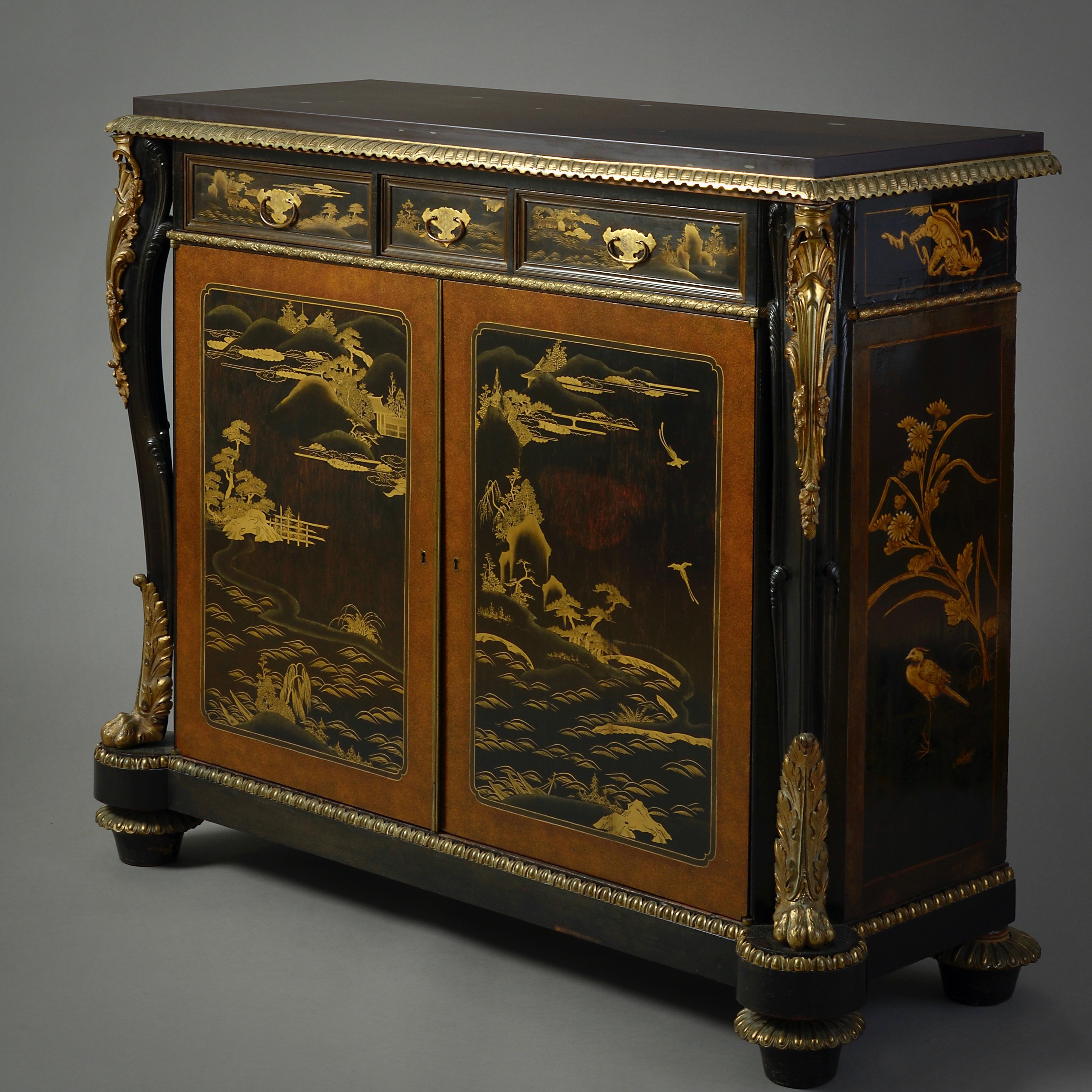 Un cabinet d'appoint de George IV monté en laiton doré, ébénisé, japané et laqué, vers 1830.

Avec un dessus en ardoise violette postérieur. La frise avec trois tiroirs au-dessus de deux portes renfermant des étagères ajustables en acajou, le tout