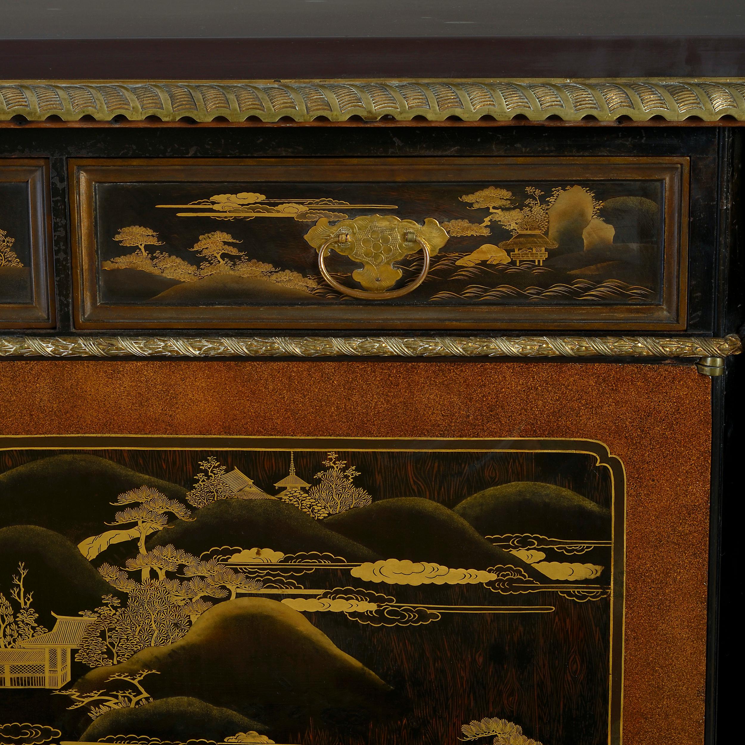 Meuble de rangement d'appoint en laque et laque japonaise George IV en vente 1