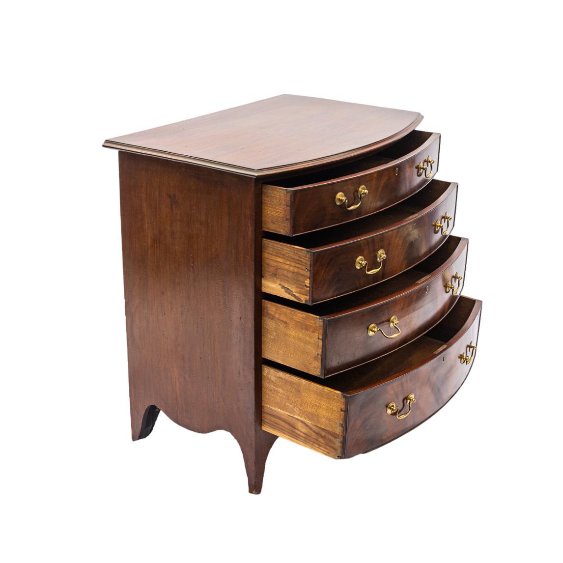 George IV Mahogany Bowfront Chest, Splayed Feet, Druce & Co, English, ca. 1830 In Good Condition For Sale In Banner Elk, NC