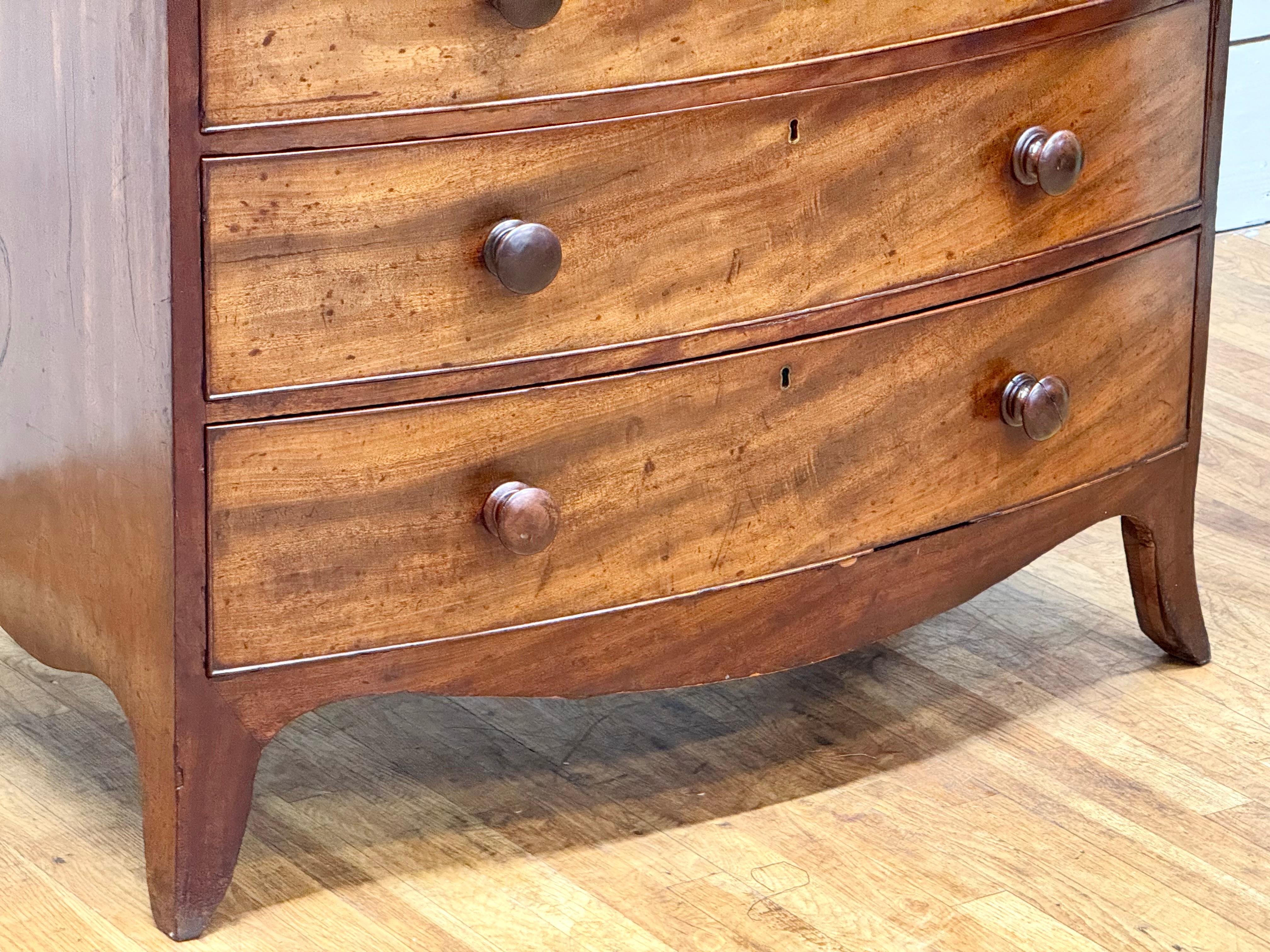 Rare Georgian Serpentine-Front Mahogany Chest of Drawers, c. 1800 For Sale 3