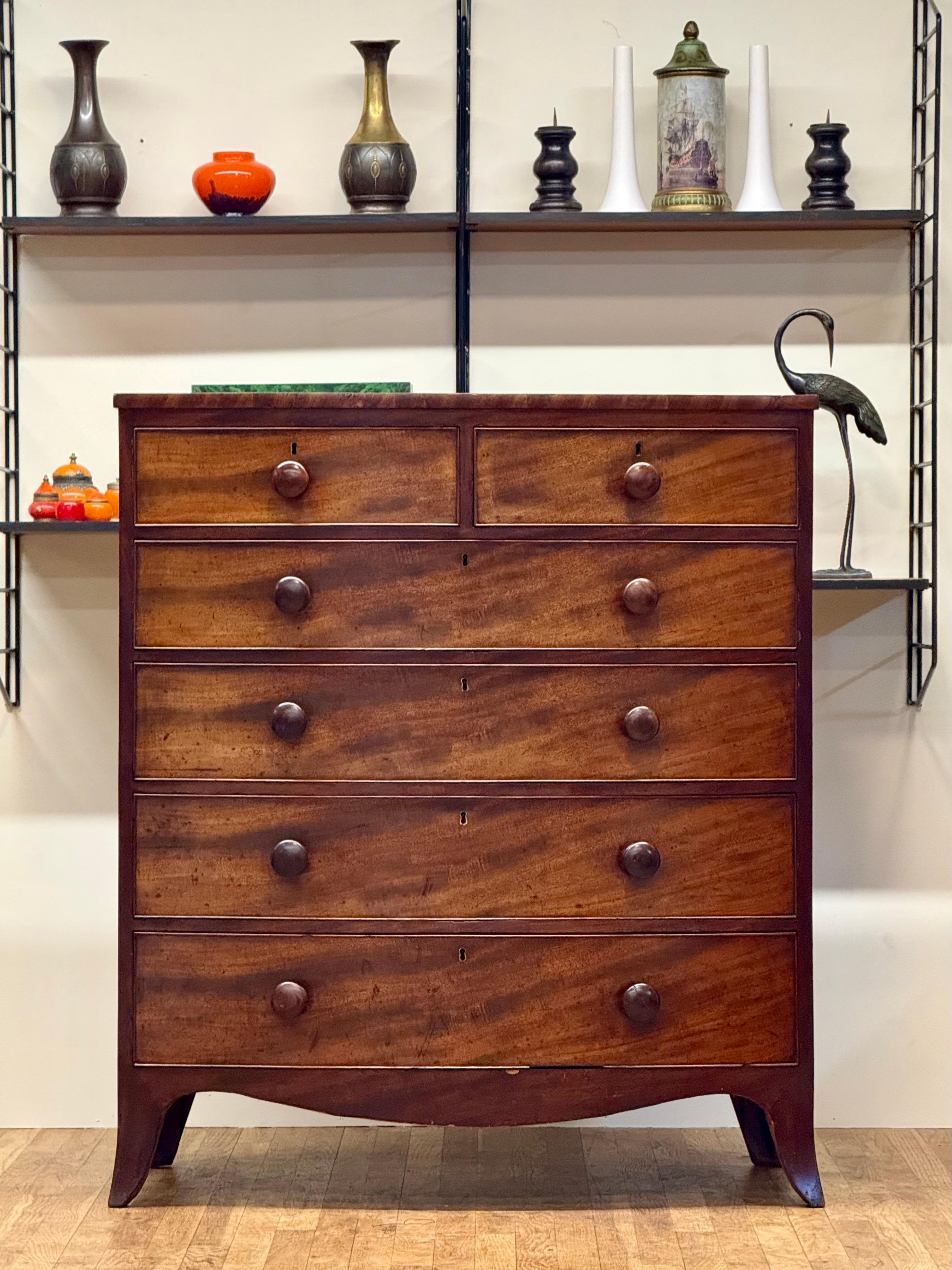 Rare Georgian Serpentine-Front Mahogany Chest of Drawers, c. 1800 For Sale 4