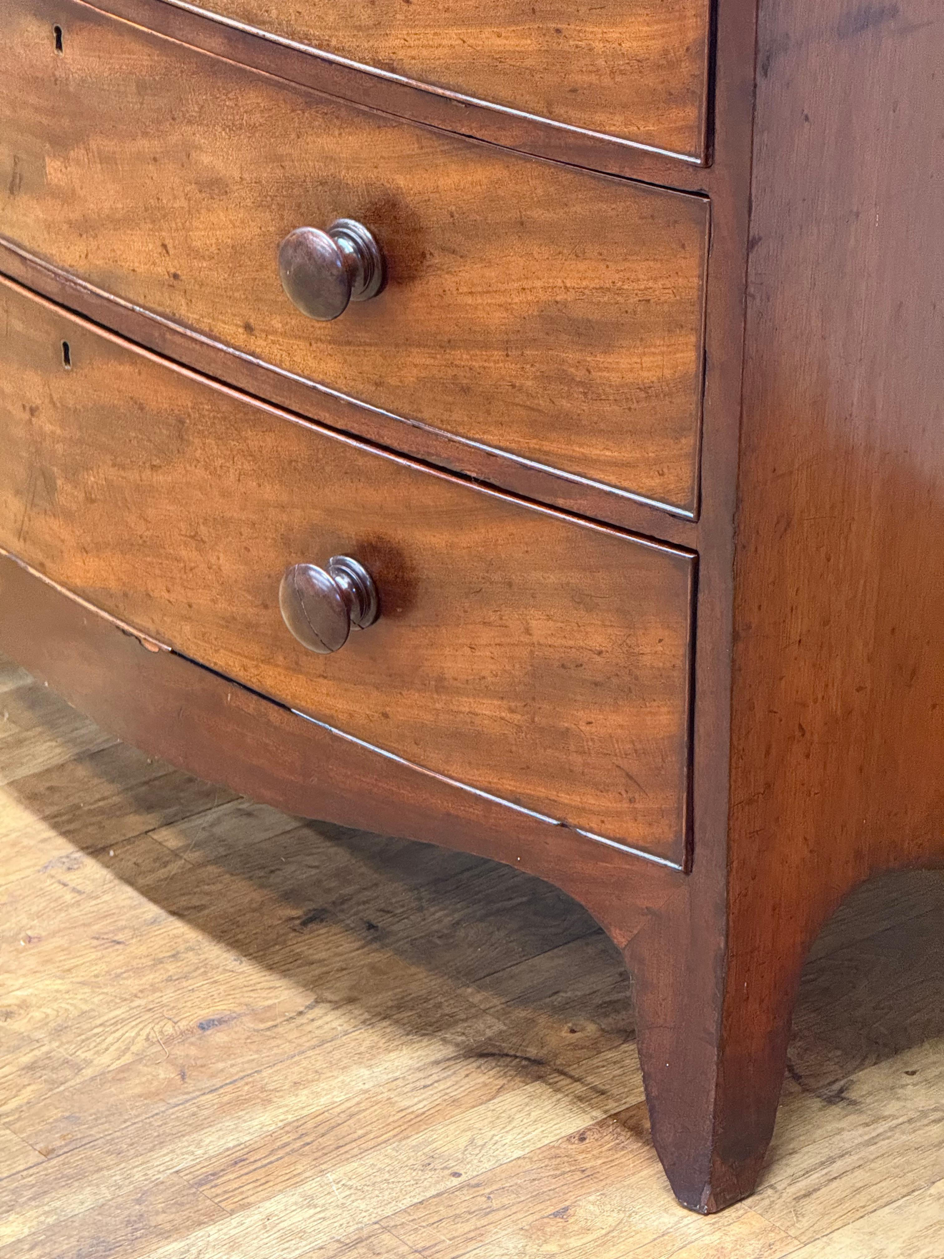 Rare Georgian Serpentine-Front Mahogany Chest of Drawers, c. 1800 For Sale 8