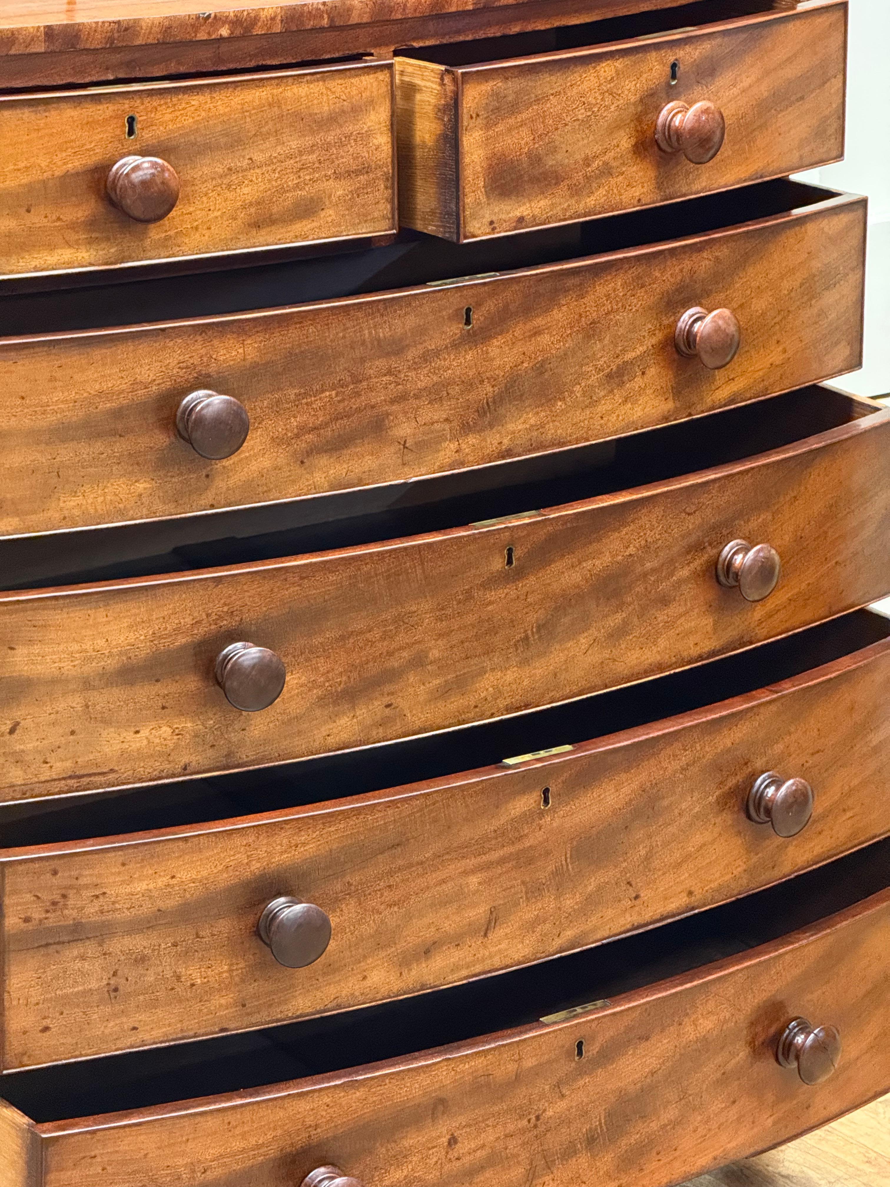 Rare Georgian Serpentine-Front Mahogany Chest of Drawers, c. 1800 For Sale 10