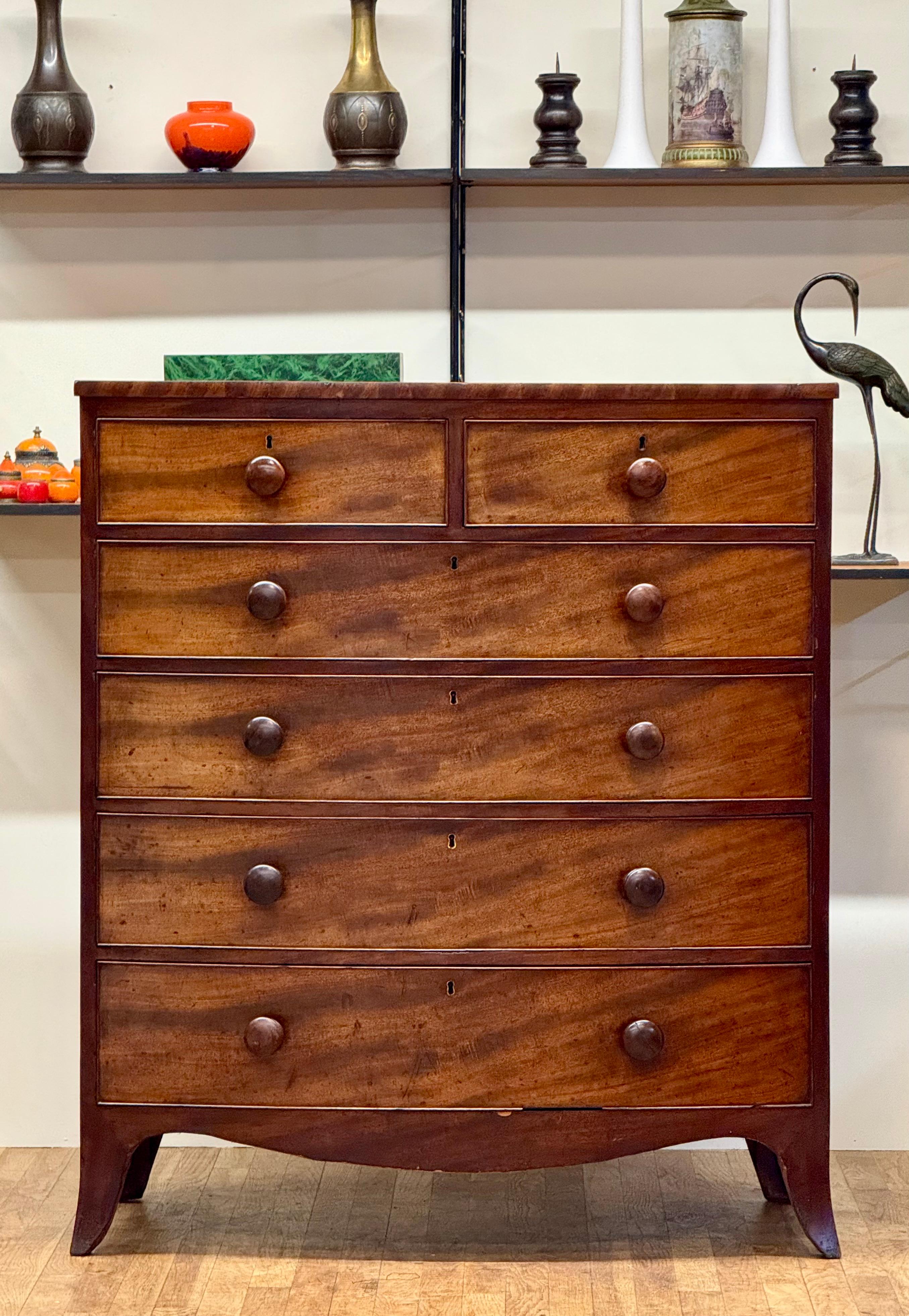 British Rare Georgian Serpentine-Front Mahogany Chest of Drawers, c. 1800 For Sale