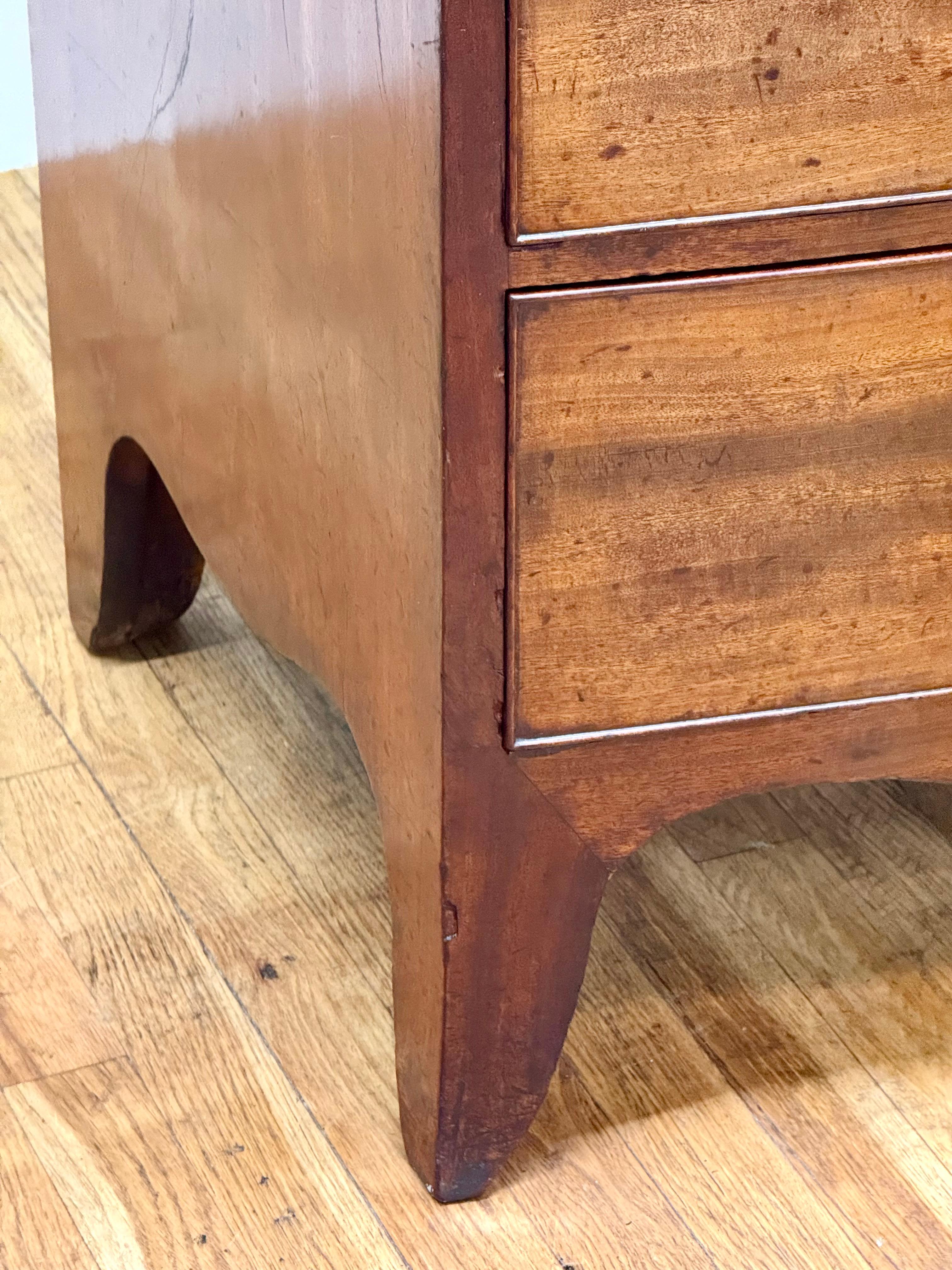 Polished Rare Georgian Serpentine-Front Mahogany Chest of Drawers, c. 1800 For Sale