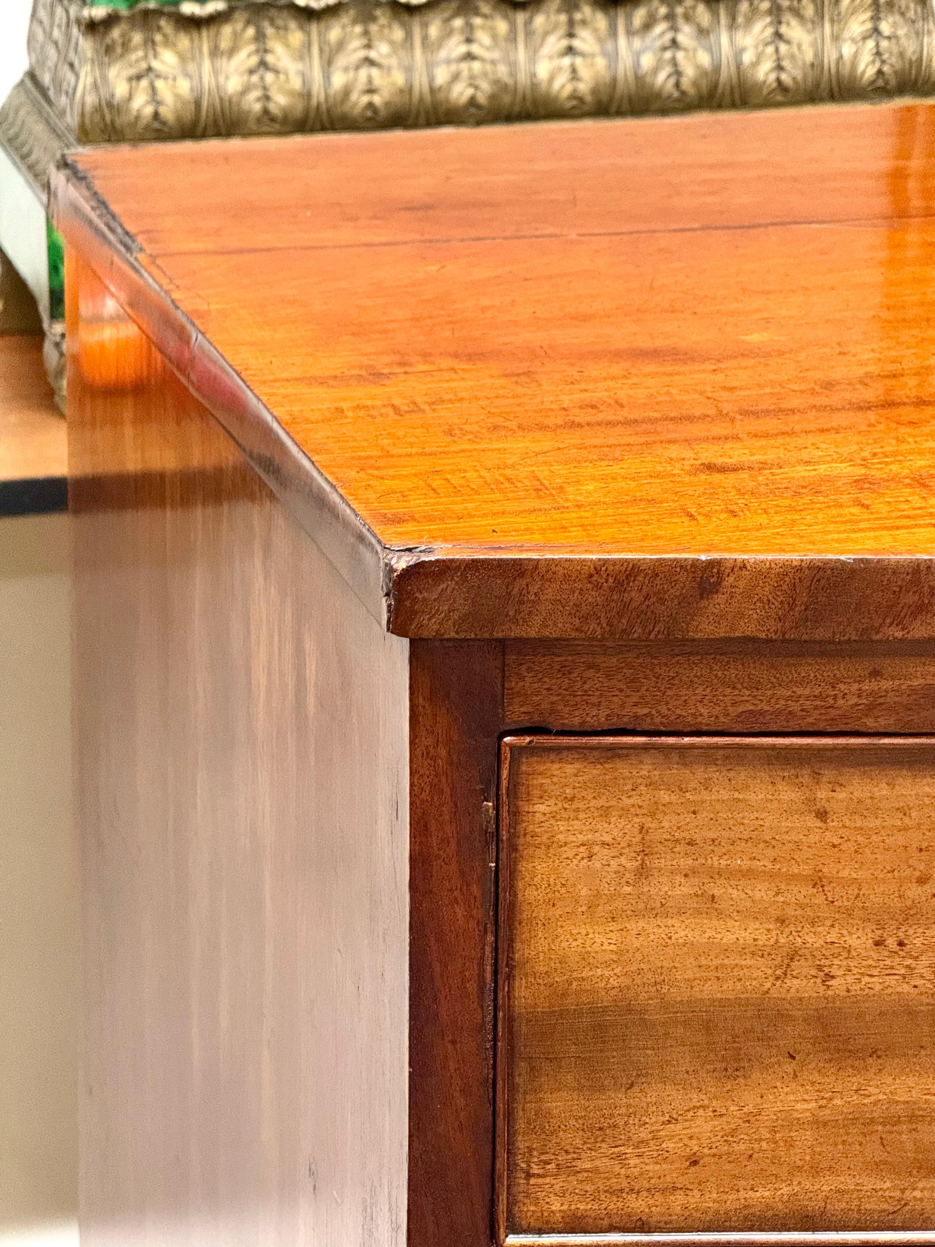 19th Century Rare Georgian Serpentine-Front Mahogany Chest of Drawers, c. 1800 For Sale