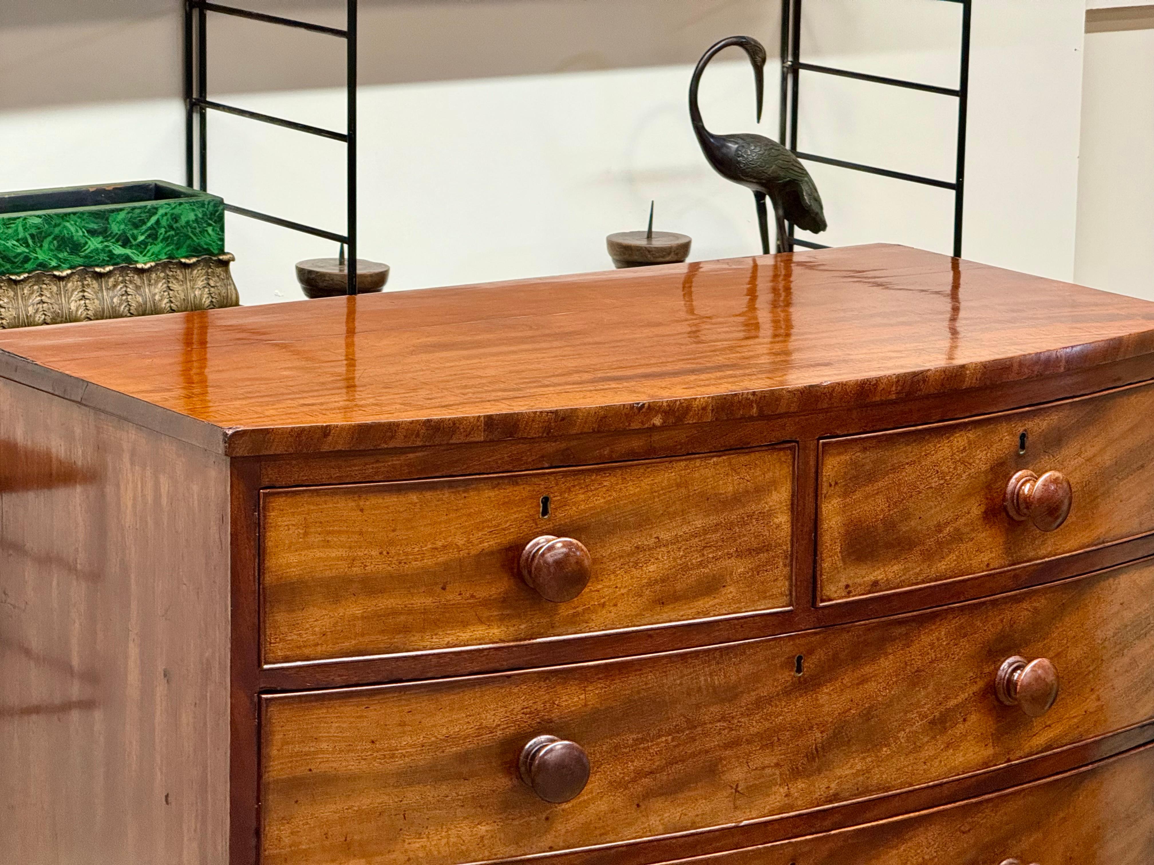 Rare Georgian Serpentine-Front Mahogany Chest of Drawers, c. 1800 For Sale 1