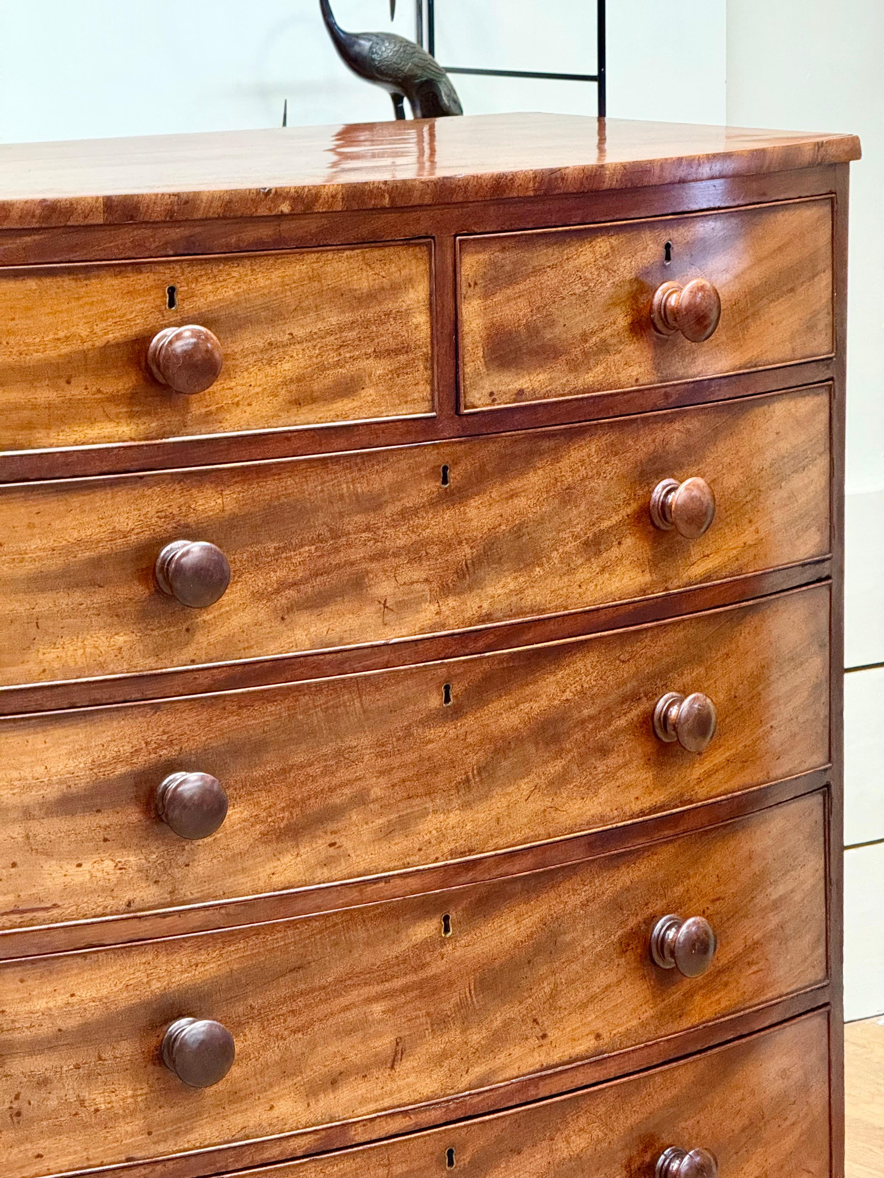 Rare Georgian Serpentine-Front Mahogany Chest of Drawers, c. 1800 For Sale 2