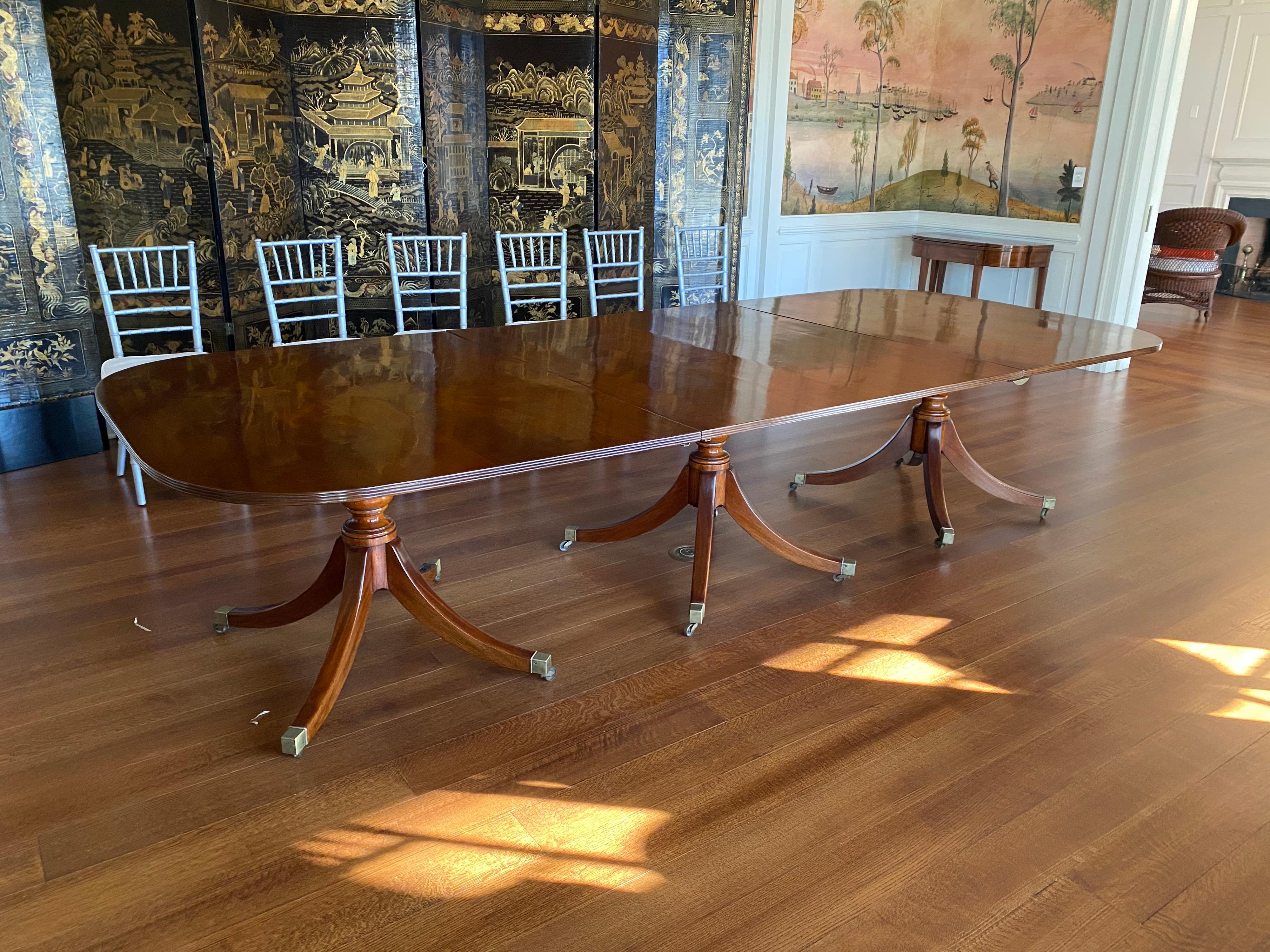 George IV Mahogany Three-Pedestal Dining Table, circa 1825 In Good Condition In Southampton, NY