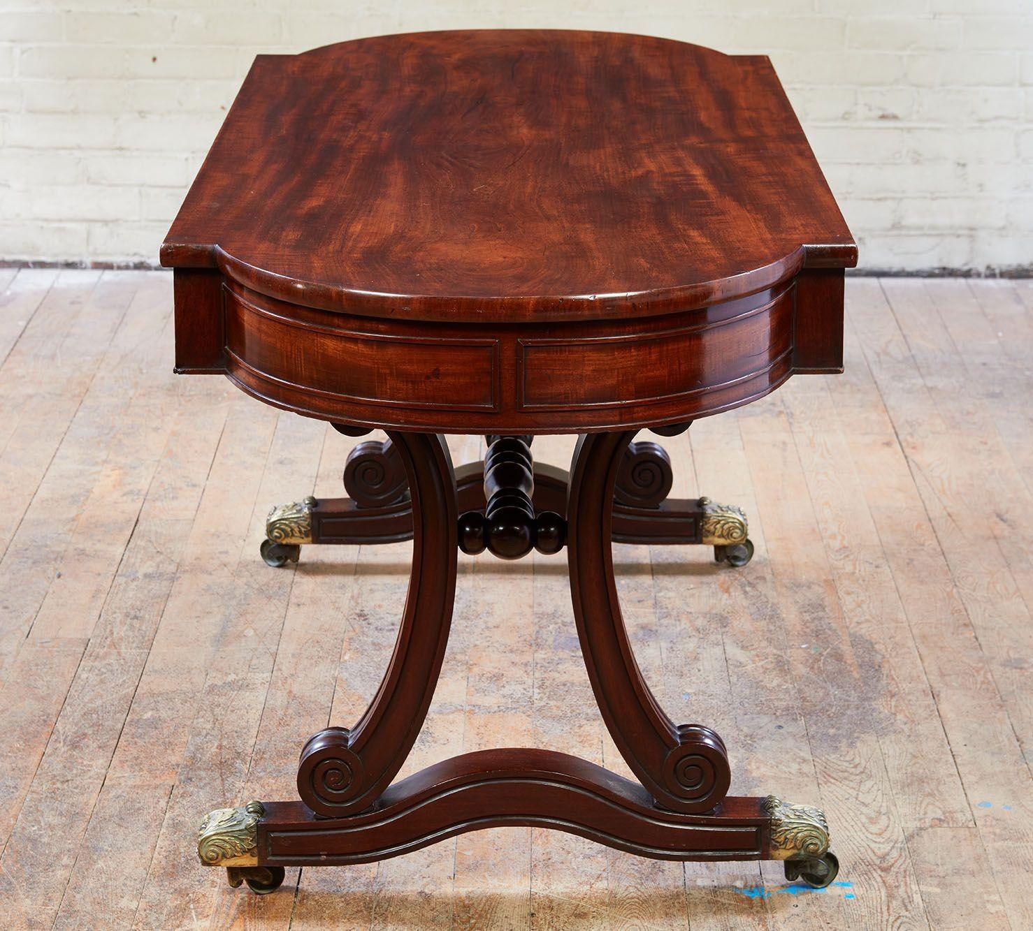 Début du XIXe siècle Table à écrire en acajou George IV en vente