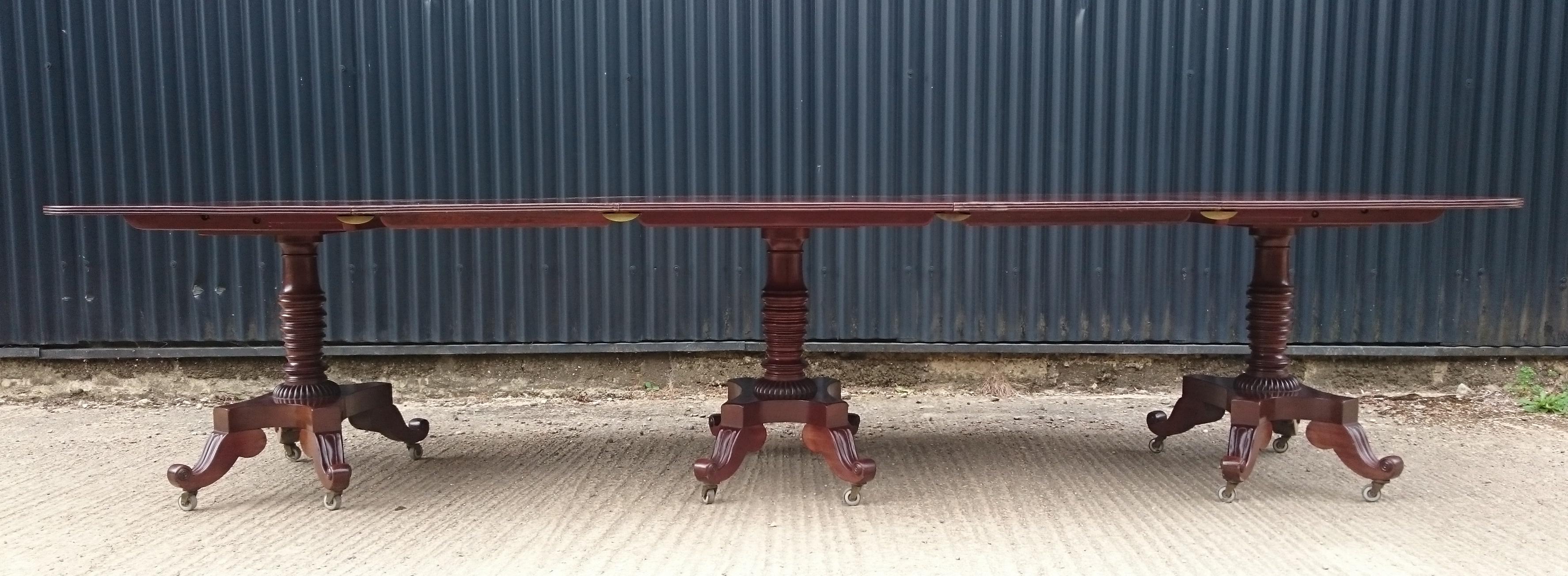 British George IV Period 19th Century Antique Mahogany Three Pedestal Dining Table For Sale