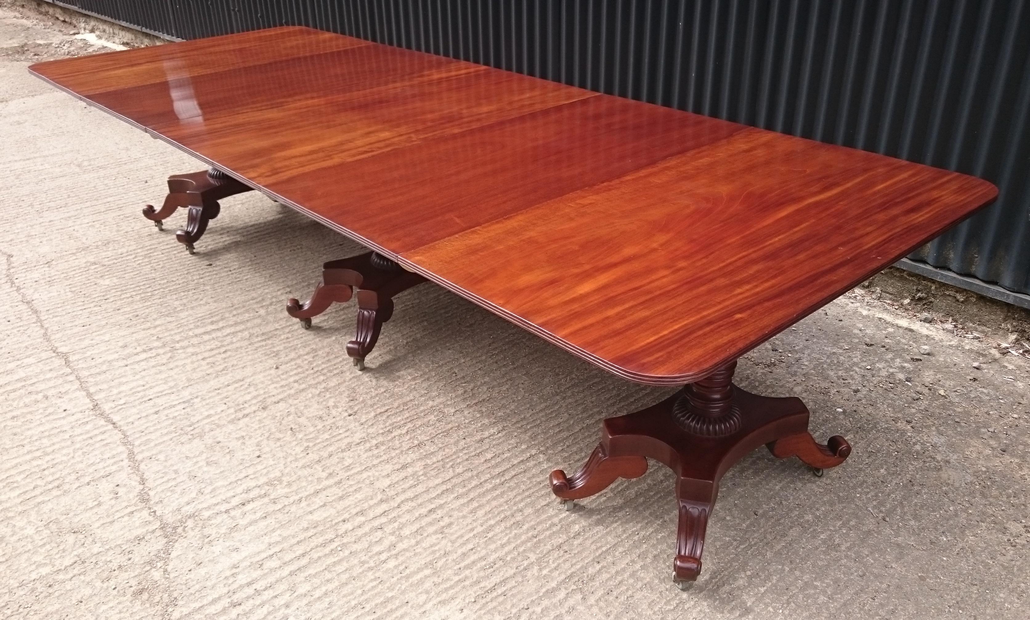 George IV Period 19th Century Antique Mahogany Three Pedestal Dining Table In Good Condition For Sale In Gloucestershire, GB