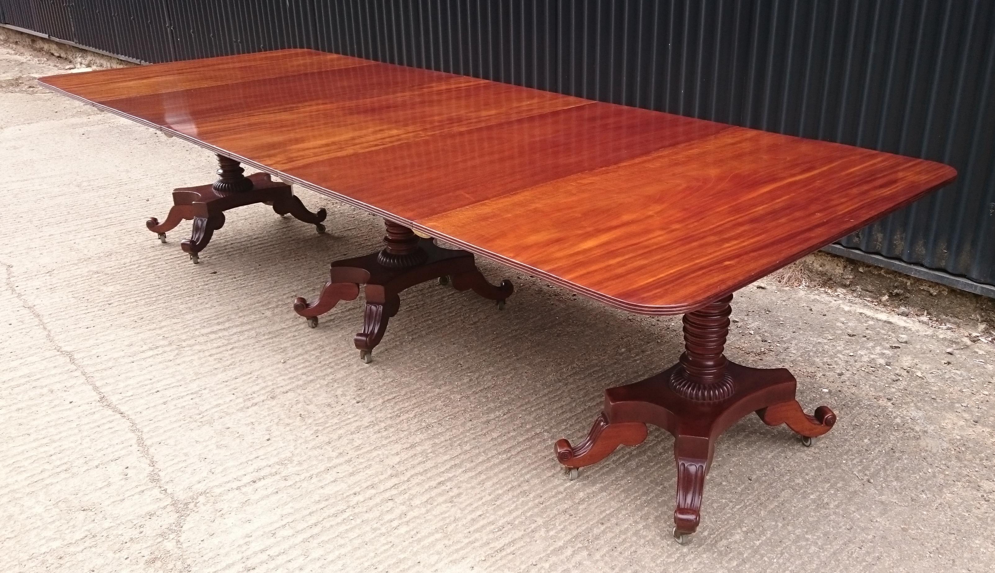 George IV Period 19th Century Antique Mahogany Three Pedestal Dining Table For Sale 1