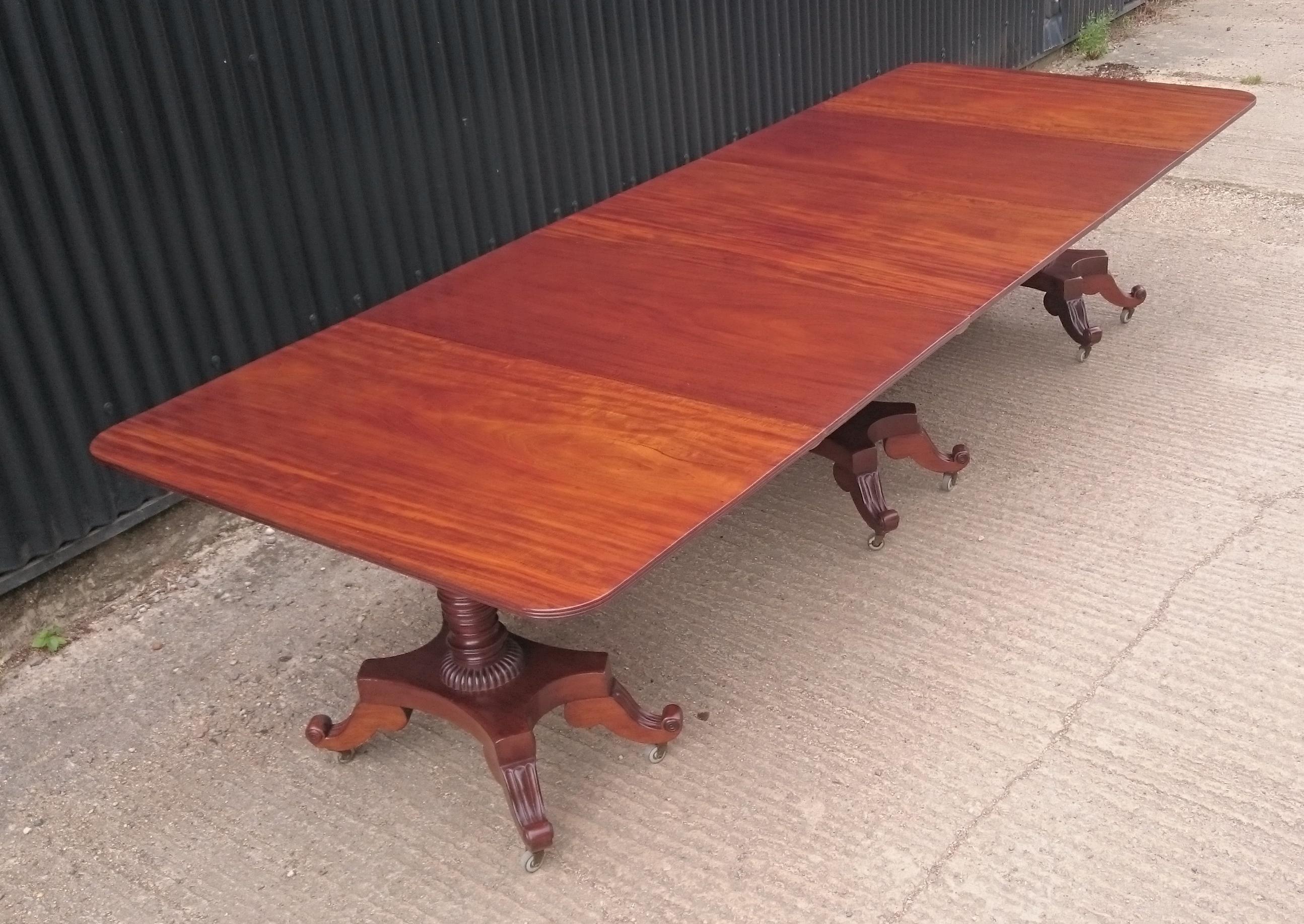 George IV Period 19th Century Antique Mahogany Three Pedestal Dining Table For Sale 4