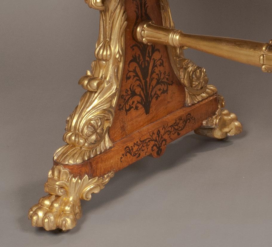 Seltener Mitteltisch mit Amboyna-Intarsien und geschnitztem vergoldetem Holz aus der George-IV-Periode  (Englisch) im Angebot