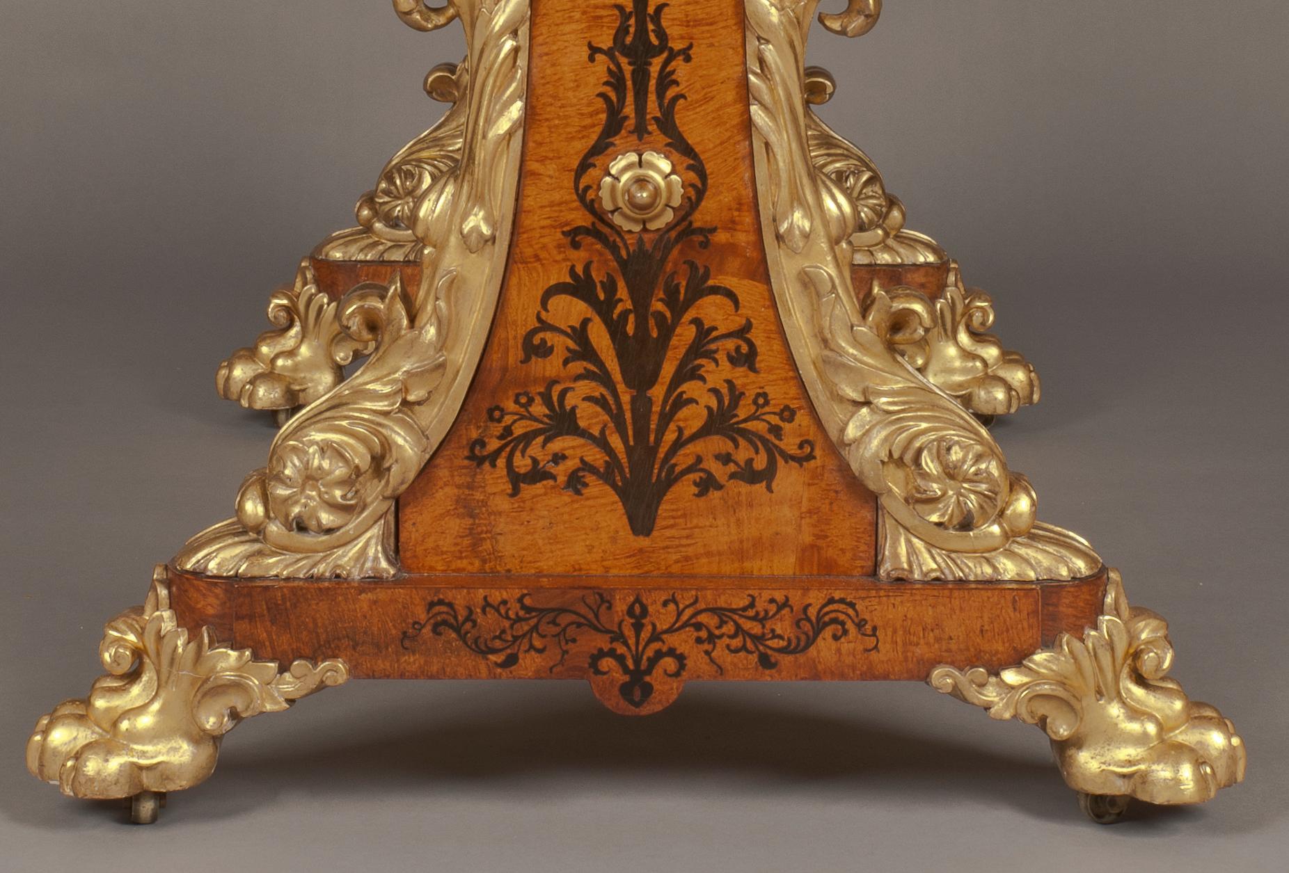 Bois doré Rare table centrale d'époque George IV en bois d'amboine incrusté et sculpté  en vente