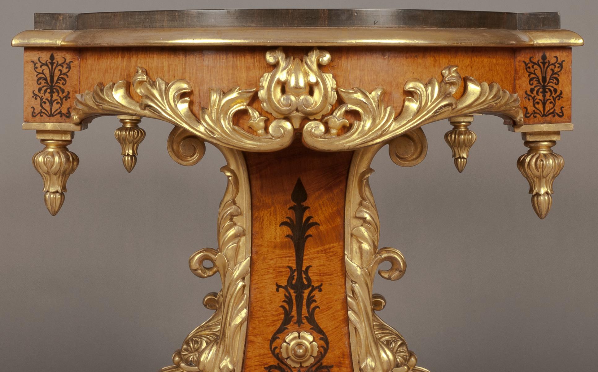 Seltener Mitteltisch mit Amboyna-Intarsien und geschnitztem vergoldetem Holz aus der George-IV-Periode  (Vergoldetes Holz) im Angebot
