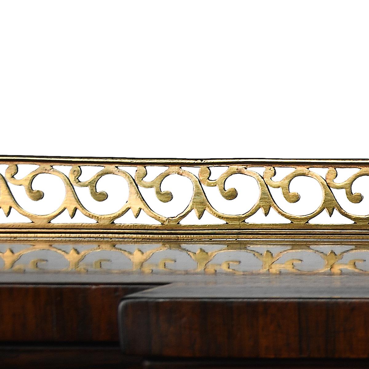 Rosenholz-Chiffonier oder Beistellschrank aus der George-IV-Periode mit geschnitzten Details im Angebot 4