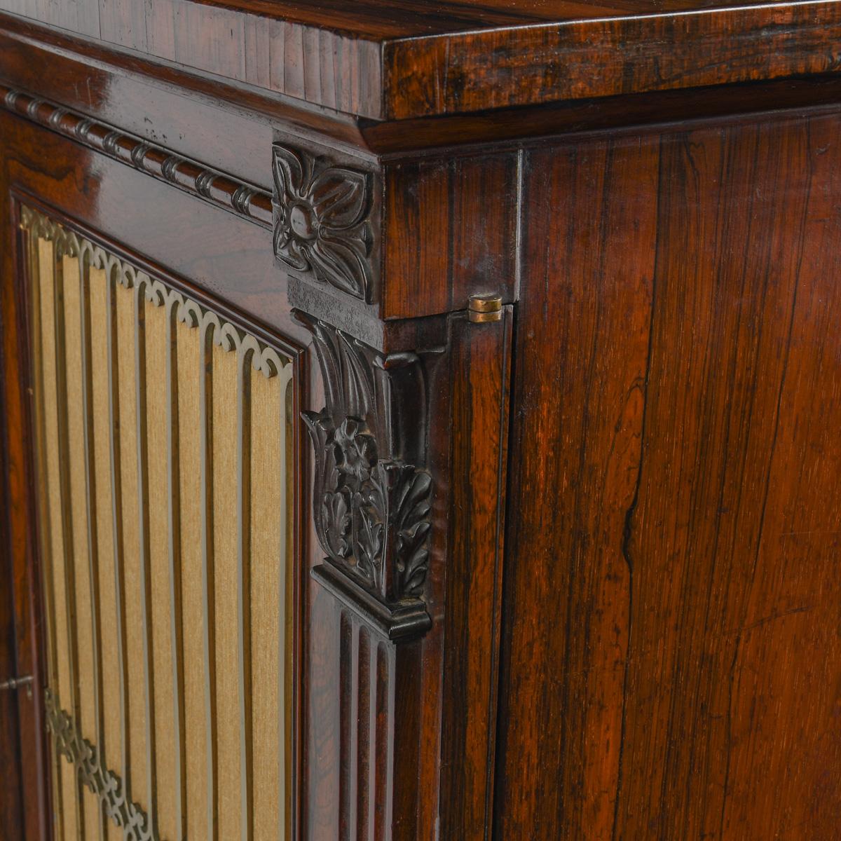 Rosenholz-Chiffonier oder Beistellschrank aus der George-IV-Periode mit geschnitzten Details im Angebot 5