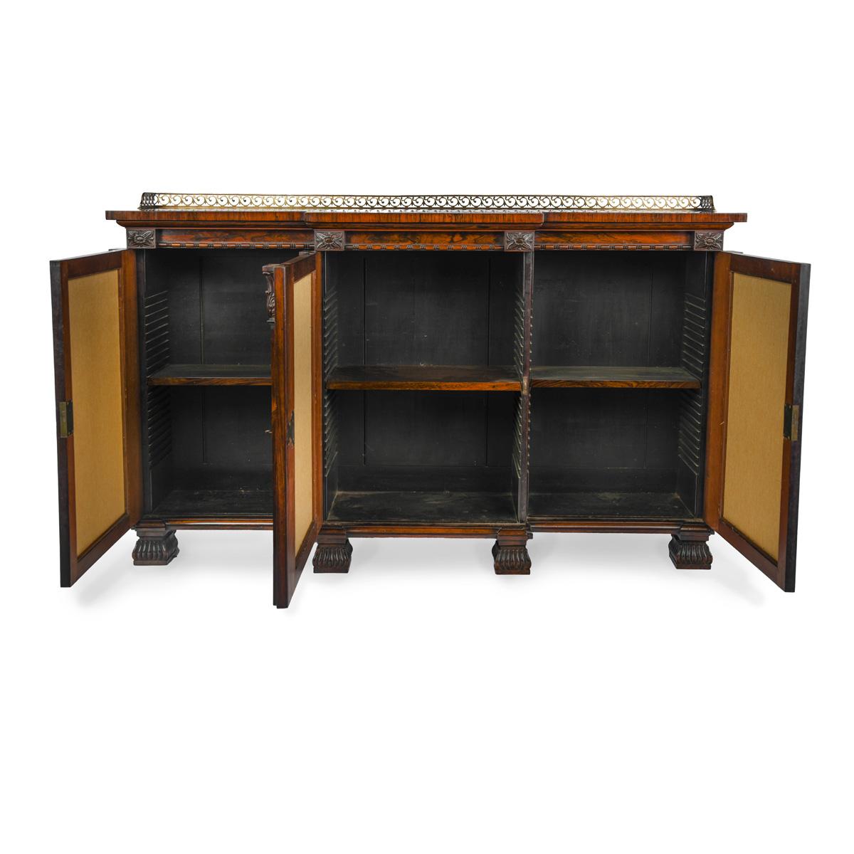 Eine feine George IV Periode Palisander Chiffonier oder Side Cabinet mit geschnitzten Details und Ormolu Galerie, von Breakfront Form, ist dieses feine Stück durchgehend in höchster Qualität Palisander furniert. Er kombiniert feine geschnitzte