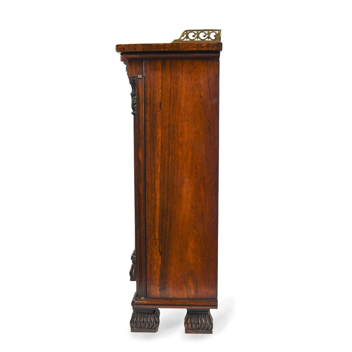Rosenholz-Chiffonier oder Beistellschrank aus der George-IV-Periode mit geschnitzten Details (George IV.) im Angebot