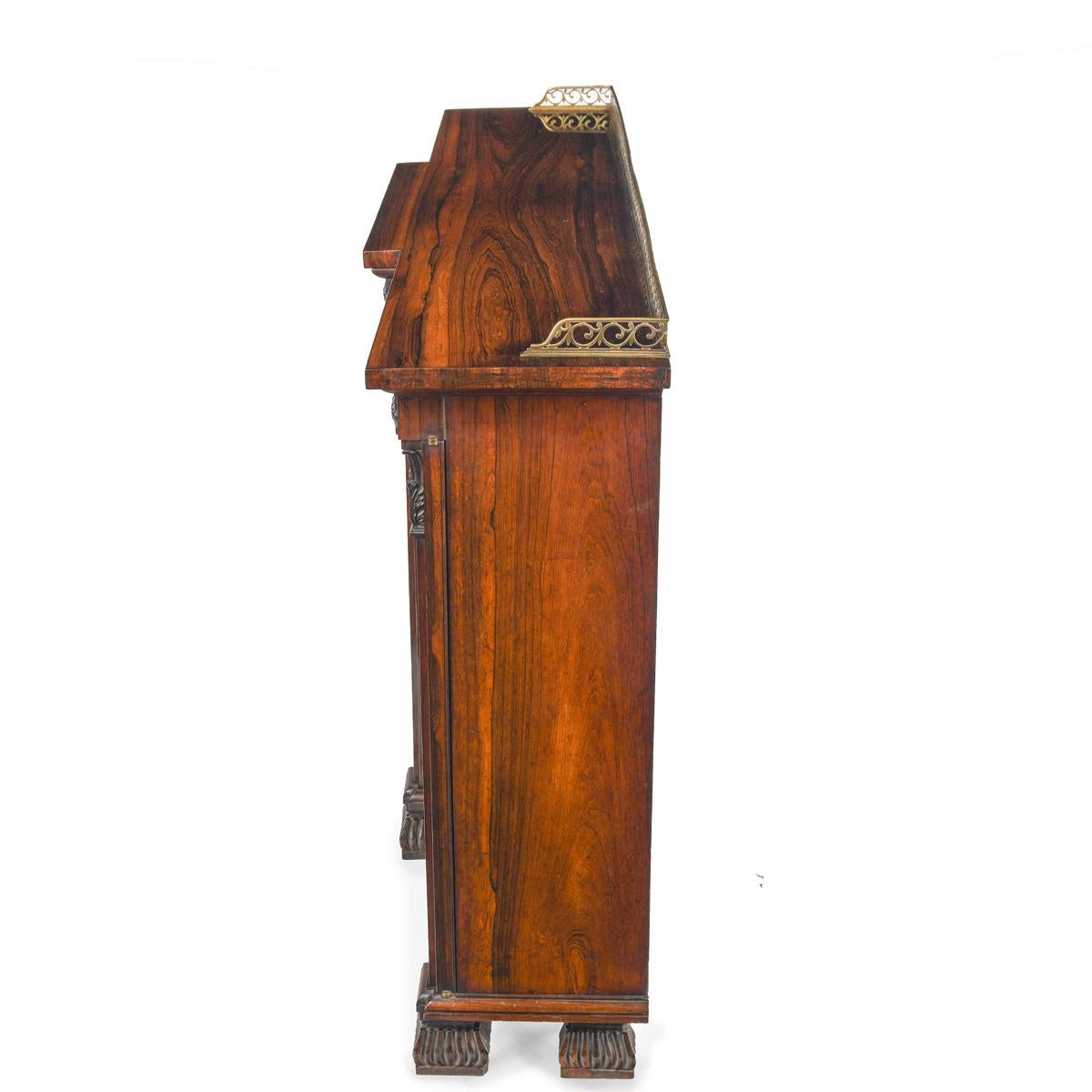 Rosenholz-Chiffonier oder Beistellschrank aus der George-IV-Periode mit geschnitzten Details (Englisch) im Angebot
