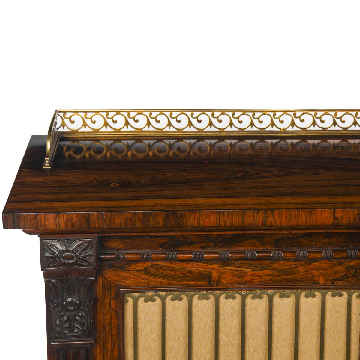 Rosenholz-Chiffonier oder Beistellschrank aus der George-IV-Periode mit geschnitzten Details im Zustand „Gut“ im Angebot in Lymington, Hampshire