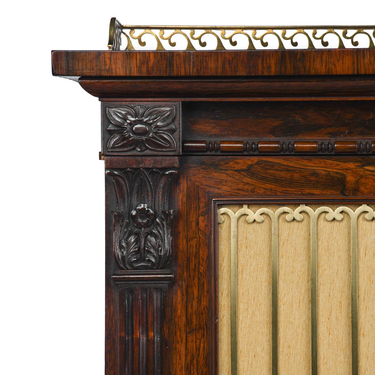 Rosenholz-Chiffonier oder Beistellschrank aus der George-IV-Periode mit geschnitzten Details (19. Jahrhundert) im Angebot