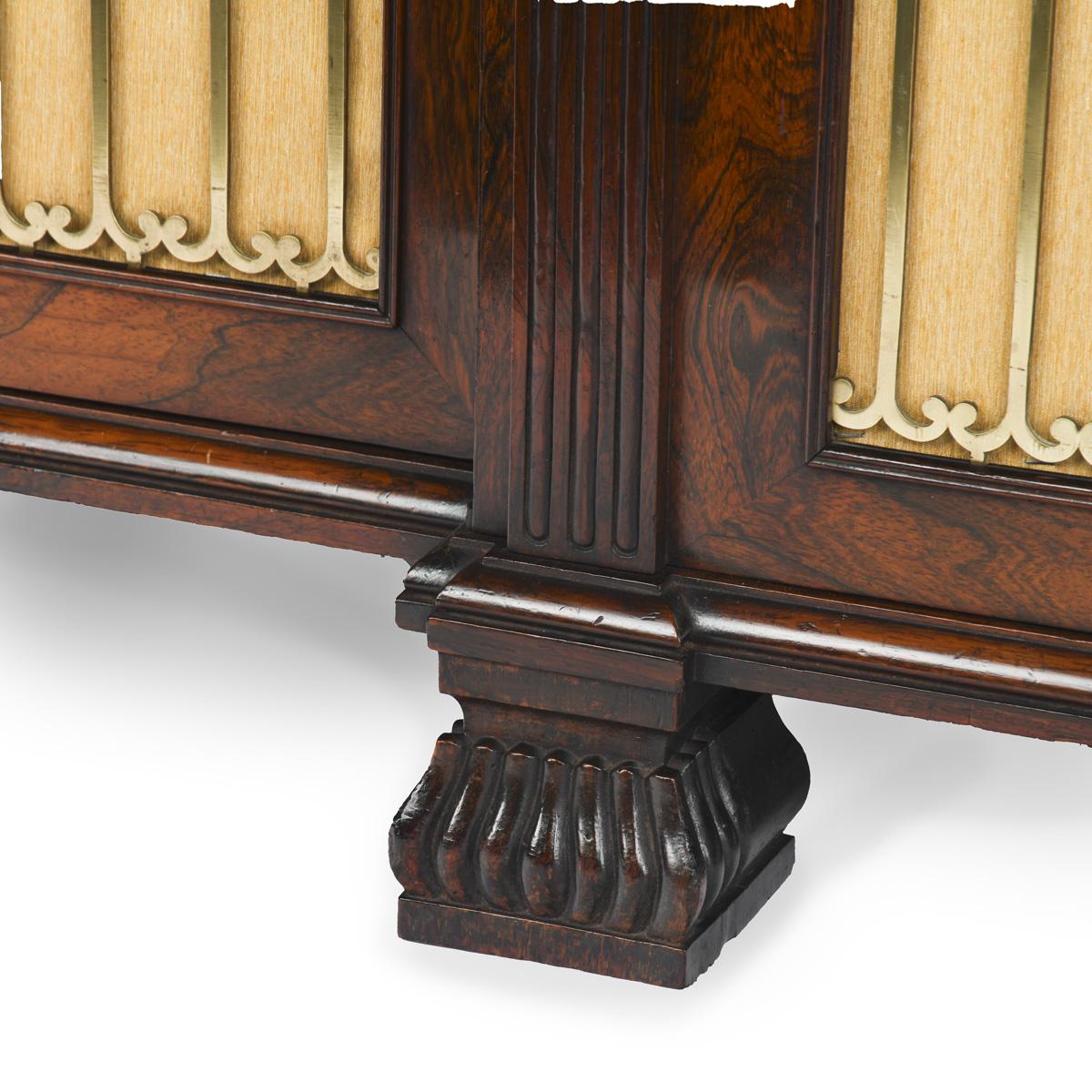 Rosenholz-Chiffonier oder Beistellschrank aus der George-IV-Periode mit geschnitzten Details im Angebot 1