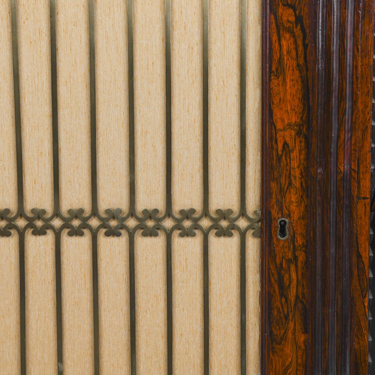 Rosenholz-Chiffonier oder Beistellschrank aus der George-IV-Periode mit geschnitzten Details im Angebot 2