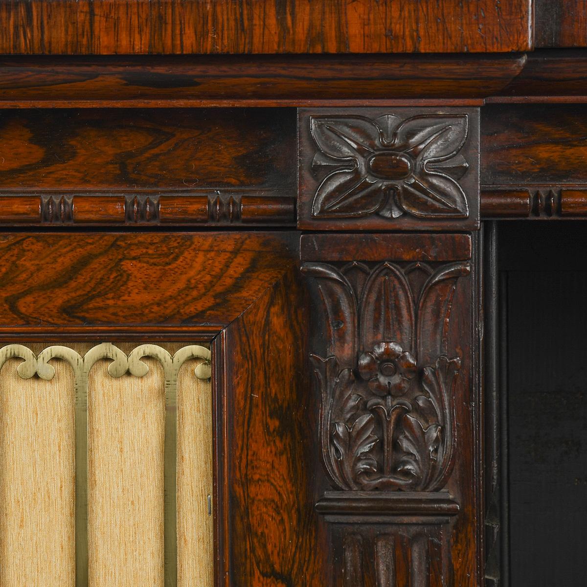 Rosenholz-Chiffonier oder Beistellschrank aus der George-IV-Periode mit geschnitzten Details im Angebot 3