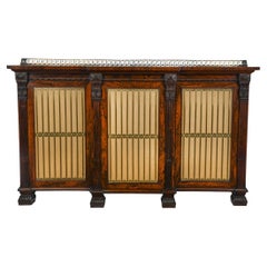 Chiffoniera o mobile laterale in palissandro del periodo Giorgio IV con dettagli intagliati