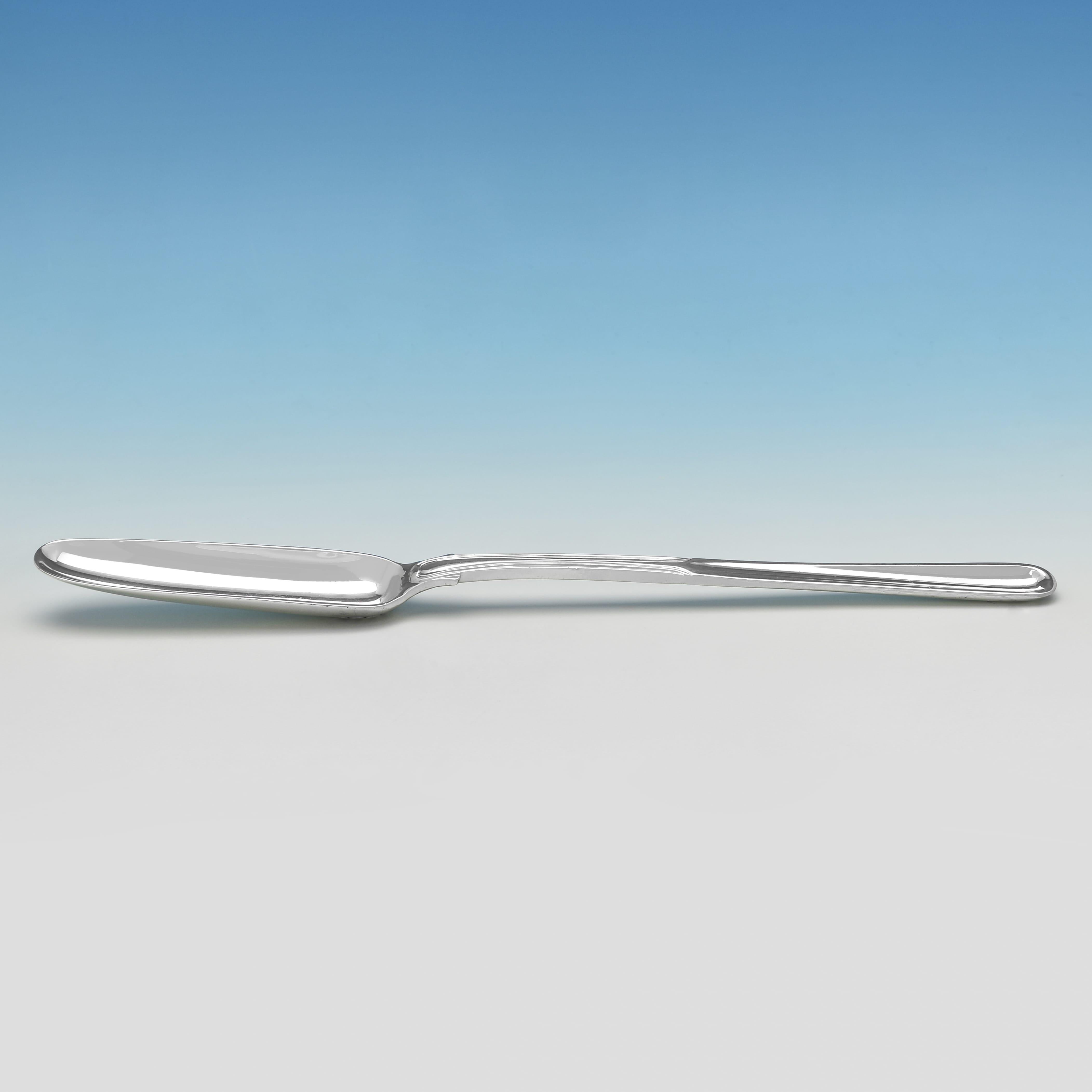Poinçonnée à Londres en 1828 par William Chawner II, cette belle pelle à moelle en argent sterling d'époque George IV est ornée d'un fil de violon et d'un motif de coquillage. La pelle à moelle mesure 23,5 cm de large sur 2 cm de profondeur et pèse