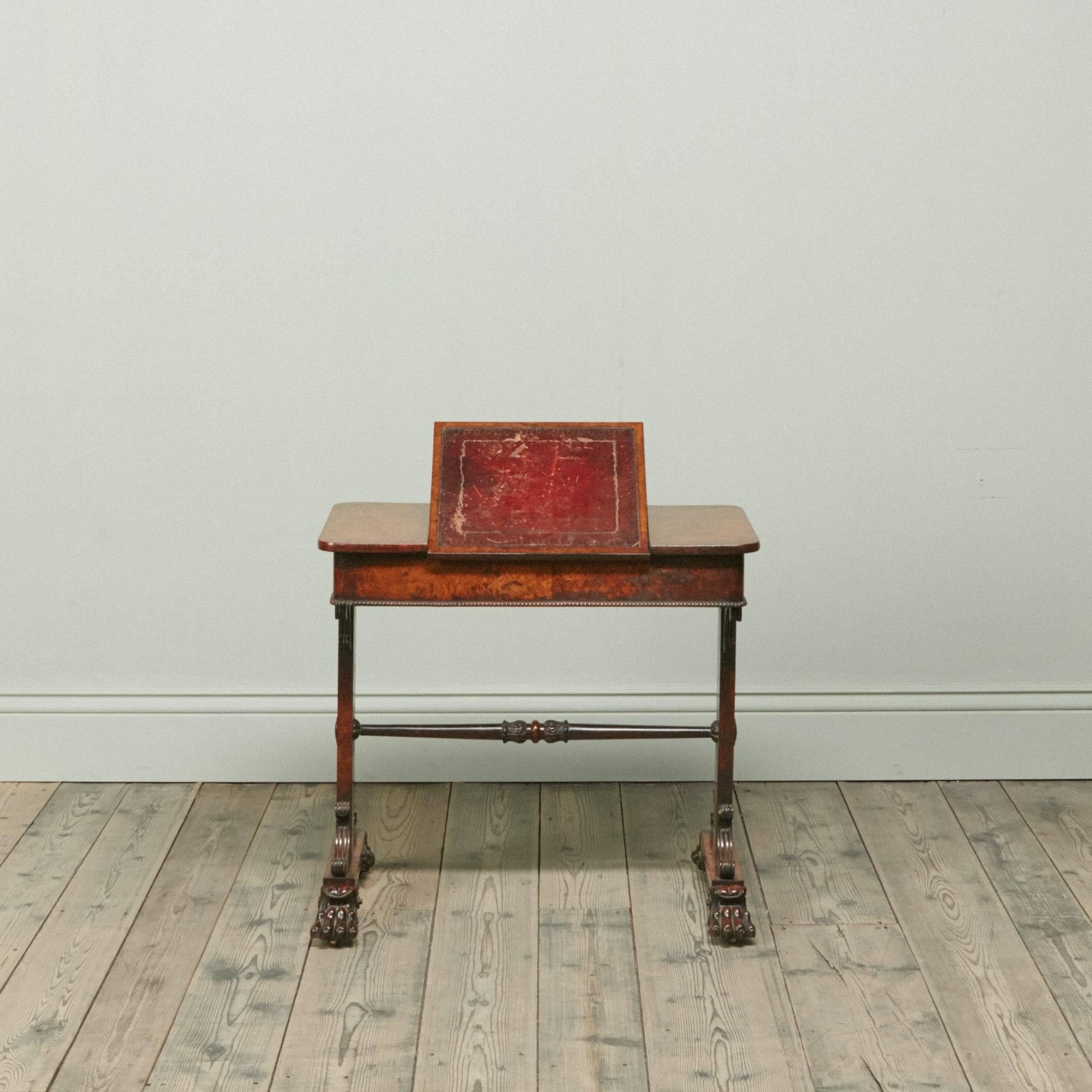Très belle table à écrire en chêne têtard de style George IV, avec cuir rouge marocain d'origine et patine exceptionnelle du chêne. A la manière de George Smith. La pente d'écriture en cuir rouge ciselé avec support de chevalet est flanquée de