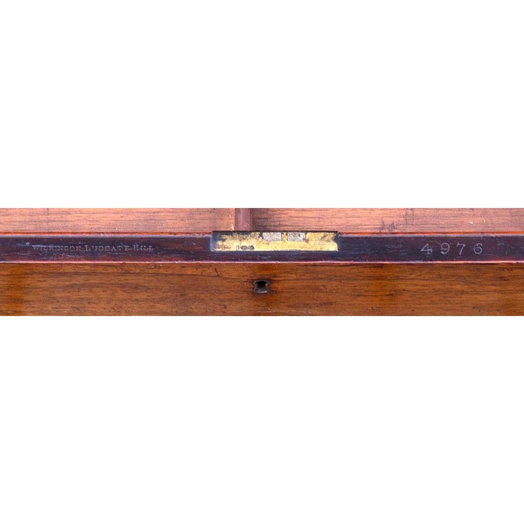 Table à écrire en bois de rose George IV signée par le fabricant en vente 14