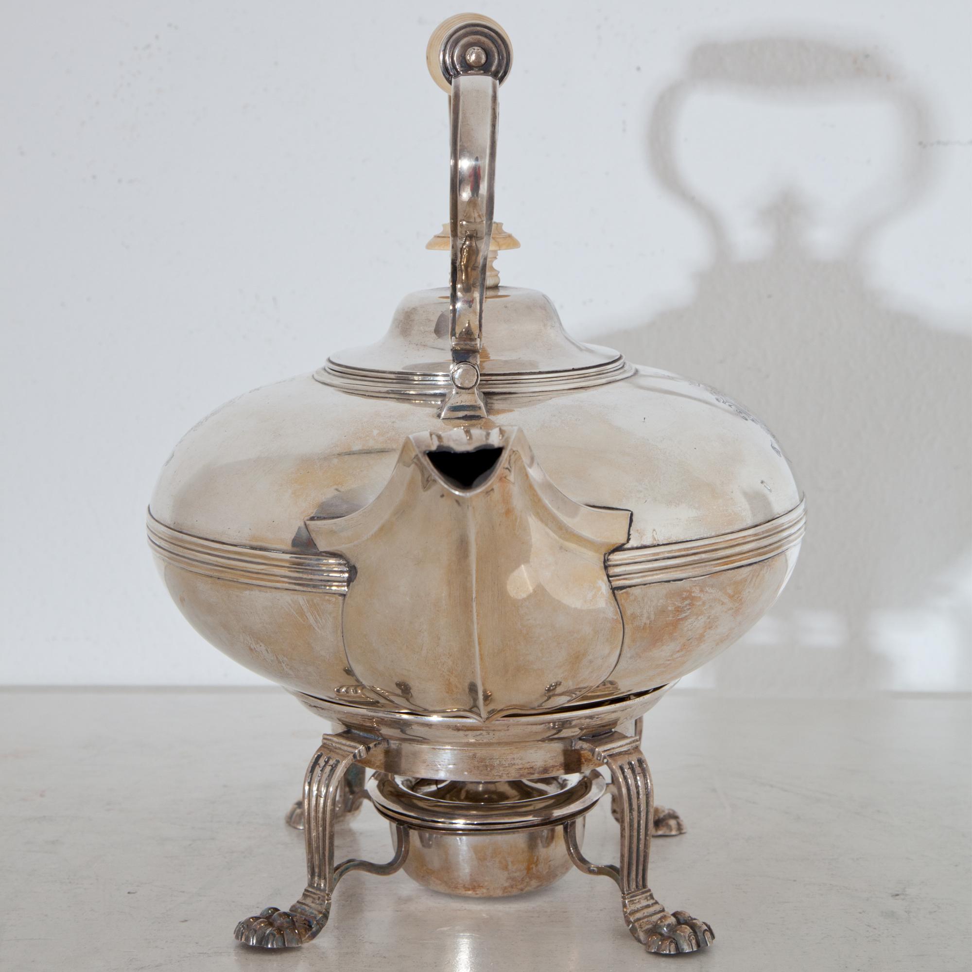 George IV Silver Tea Pot, Dublin, 1828-1829 In Good Condition In Greding, DE