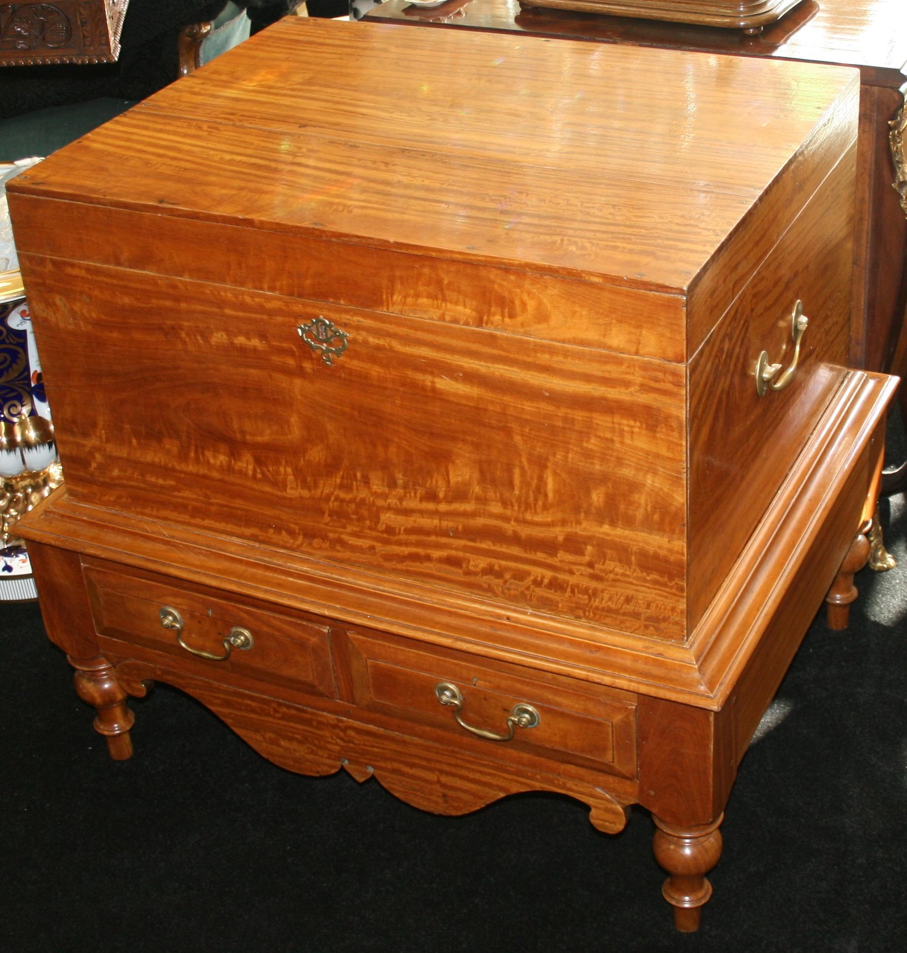 George IV Massive Satinwood Silver Chest auf Ständer, England, um 1820
Feine Silbertruhe aus massivem Satinholz aus der Zeit Georgs IV., England, um 1820.

Dieses elegante und wohlproportionierte Stück ist ganz aus reich gemasertem Satinholz