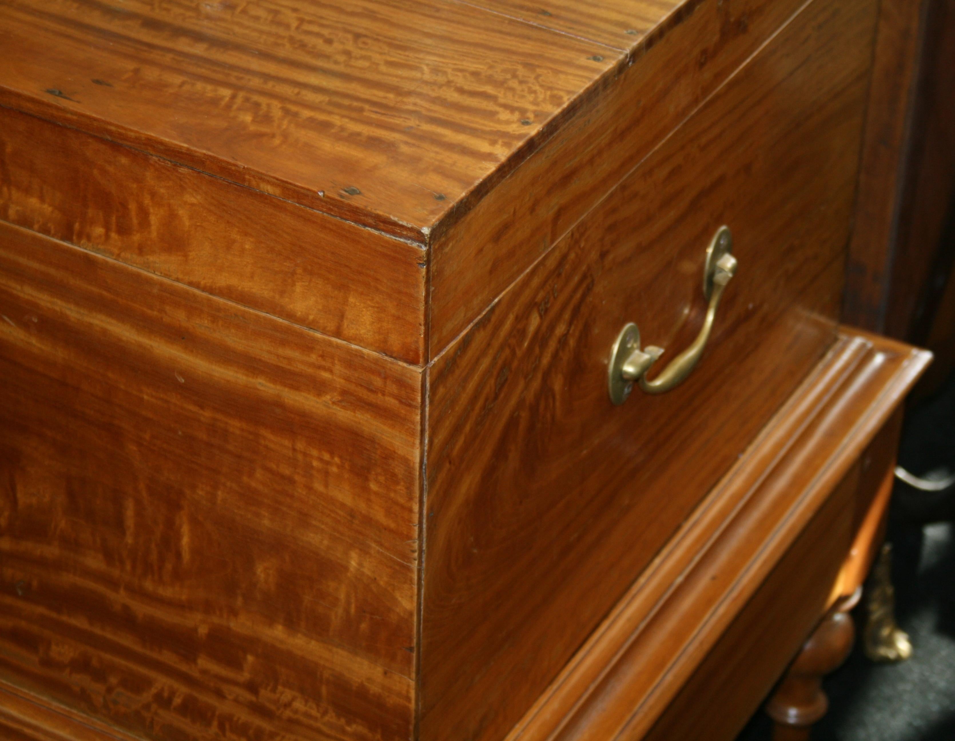George IV Massive Satinwood Silver Chest auf Ständer, England, um 1820 im Zustand „Gut“ im Angebot in Worcester, GB